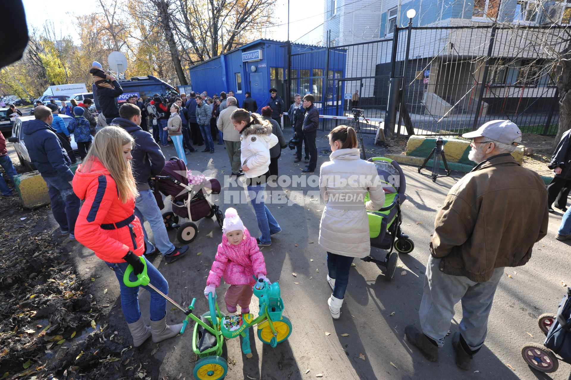 Беспорядки в `Бирюлево Западное`. На снимке: местные жители во время митинга у ОВД Западное Бирюлево. `Народный сход` жителей был вызван убийствои Егора Щербакова.