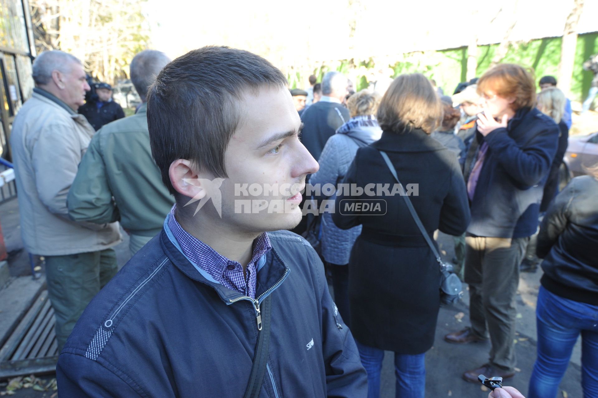 Беспорядки в `Бирюлево Западное`. На снимке: местные жители во время митинга у ОВД Западное Бирюлево. `Народный сход` жителей был вызван убийствои Егора Щербакова.