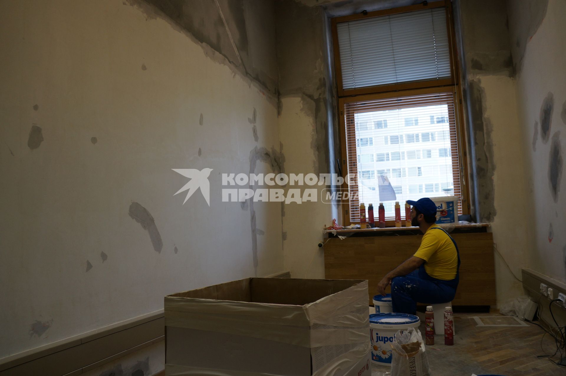 Ремонт здания Госдумы РФ. На снимке: строительный рабочий в одном из кабинетов Госдумы.