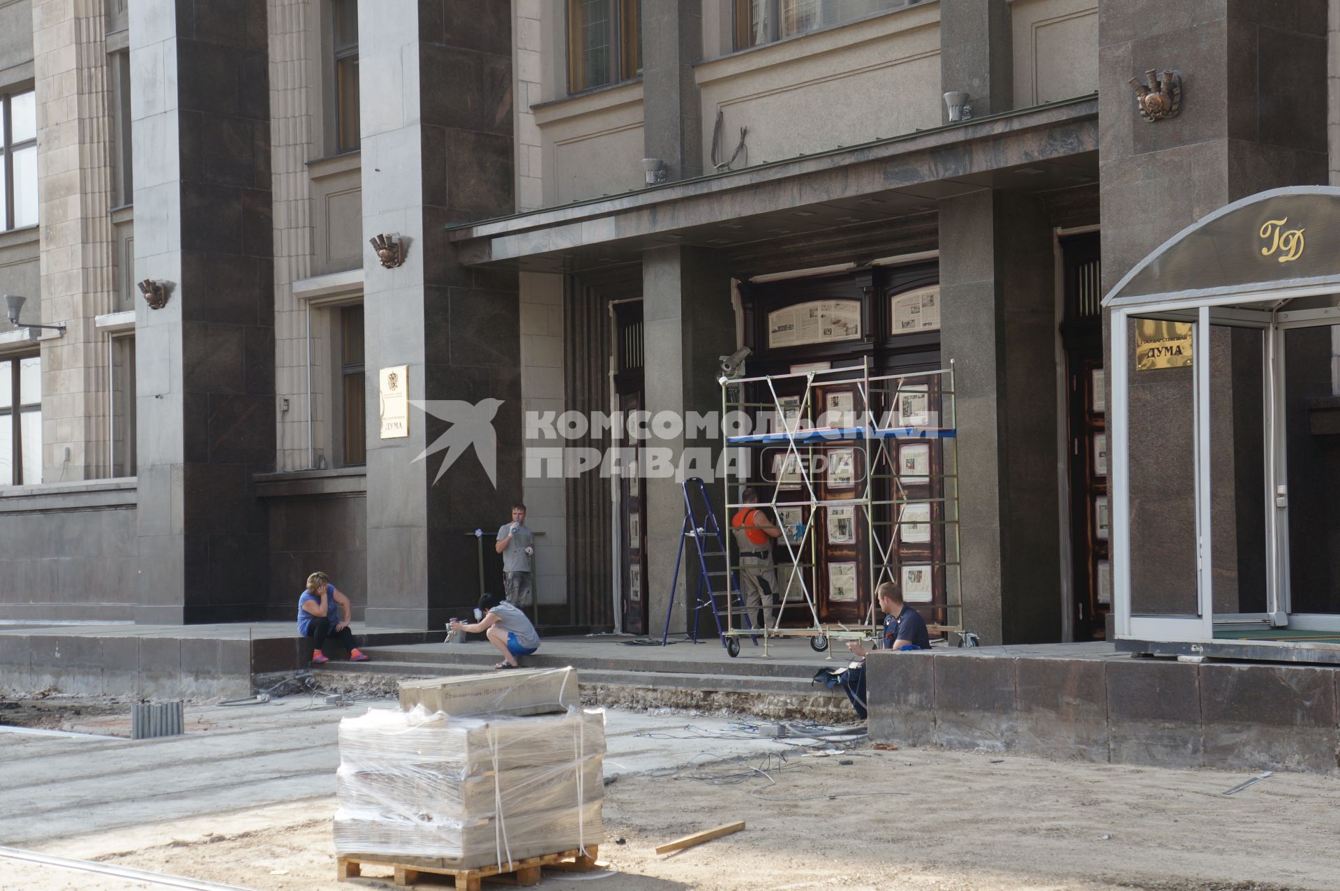 Ремонт здания Госдумы РФ. На снимке: укладка гранитных плит у входа в Госдуму.