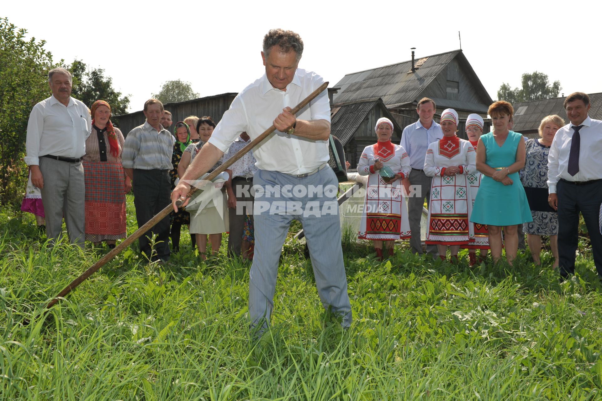 Село Кушья. На снимке: президент Удмуртии Александр Волков (на первом плане) с косой.