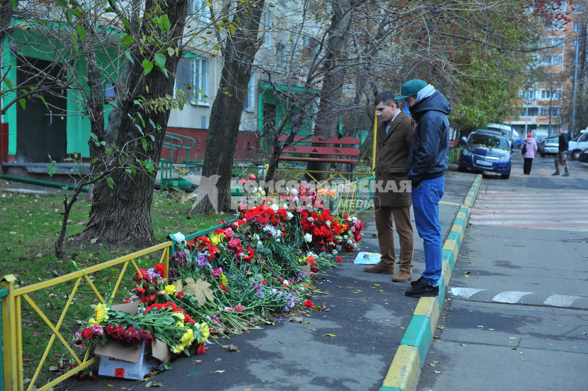 Беспорядки в `Бирюлево Западное`. На снимке: место убийства Егора Щербакова. В ночь на 10 октября у дома № 7 на Востряковском проезде, возвращаясь домой со своей девушкой Егор Щербаков был убит уроженцем Азербайджана Орханом Зейналовым.