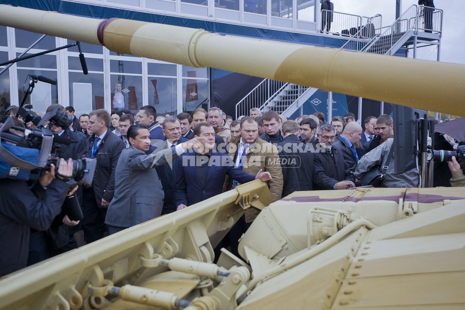 Премьер-министр РФ Д.Медведев посетил выставку вооружения Russia Arms EXPO в Нижнем Тагиле. На снимке:  генеральный директор ОАО `НПК `Уралвагонзавод` Олег Сиенко и премьер-министр РФ Дмитрий Медведев ( на первом плане слева направо).