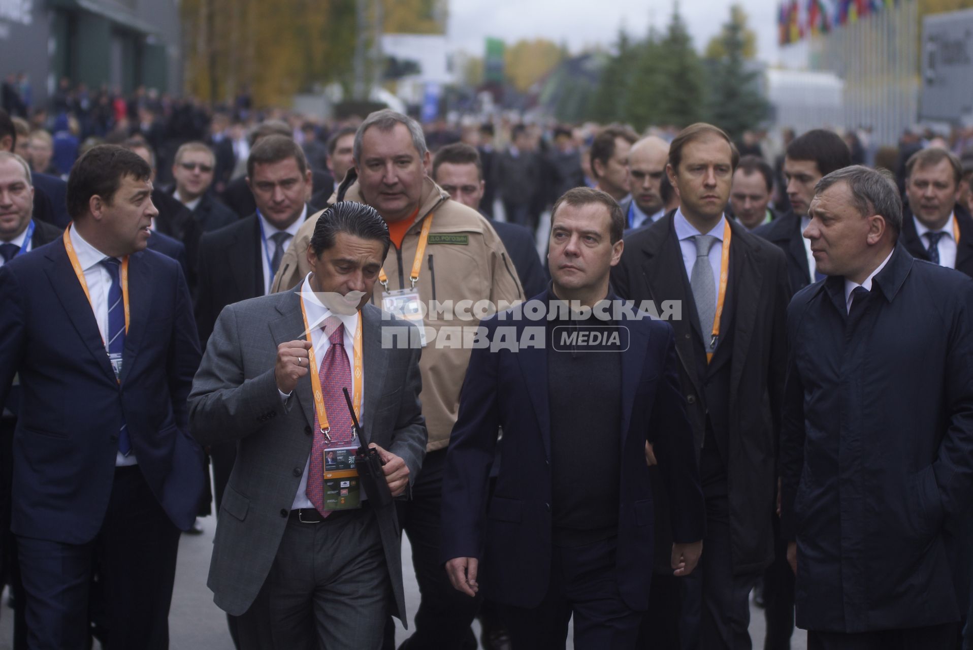 Премьер-министр РФ Д.Медведев посетил выставку вооружения Russia Arms EXPO в Нижнем Тагиле. На снимке:  генеральный директор ОАО `НПК `Уралвагонзавод` Олег Сиенко и премьер-министр РФ Дмитрий Медведев ( на первом плане слева направо).  Губернатор Свердловской области Евгений Куйвашев и заместитель председателя правительства РФ Дмитрий Рогозин (на втором плане слева направо)