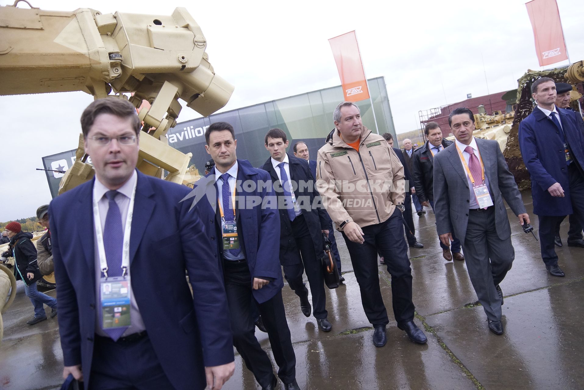 Премьер-министр РФ Д.Медведев посетил выставку вооружения Russia Arms EXPO в Нижнем Тагиле. На снимке: заместитель председателя правительства РФ Дмитрий Рогозин B  генеральный директор ОАО `НПК `Уралвагонзавод` Олег Сиенко  (в центре слева направо).