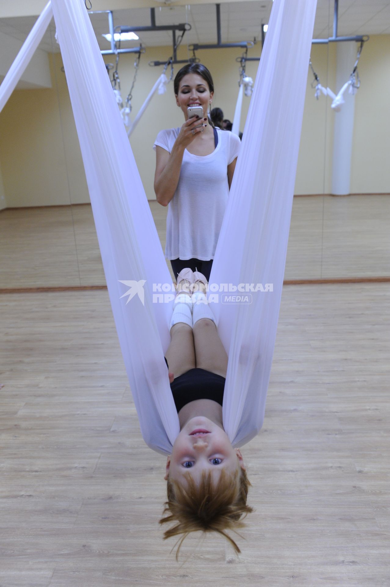 Антигравити Йога (AntiGravity Yoga). Телеведущая Ирина Шадрина  и ее дочь в спортзале.