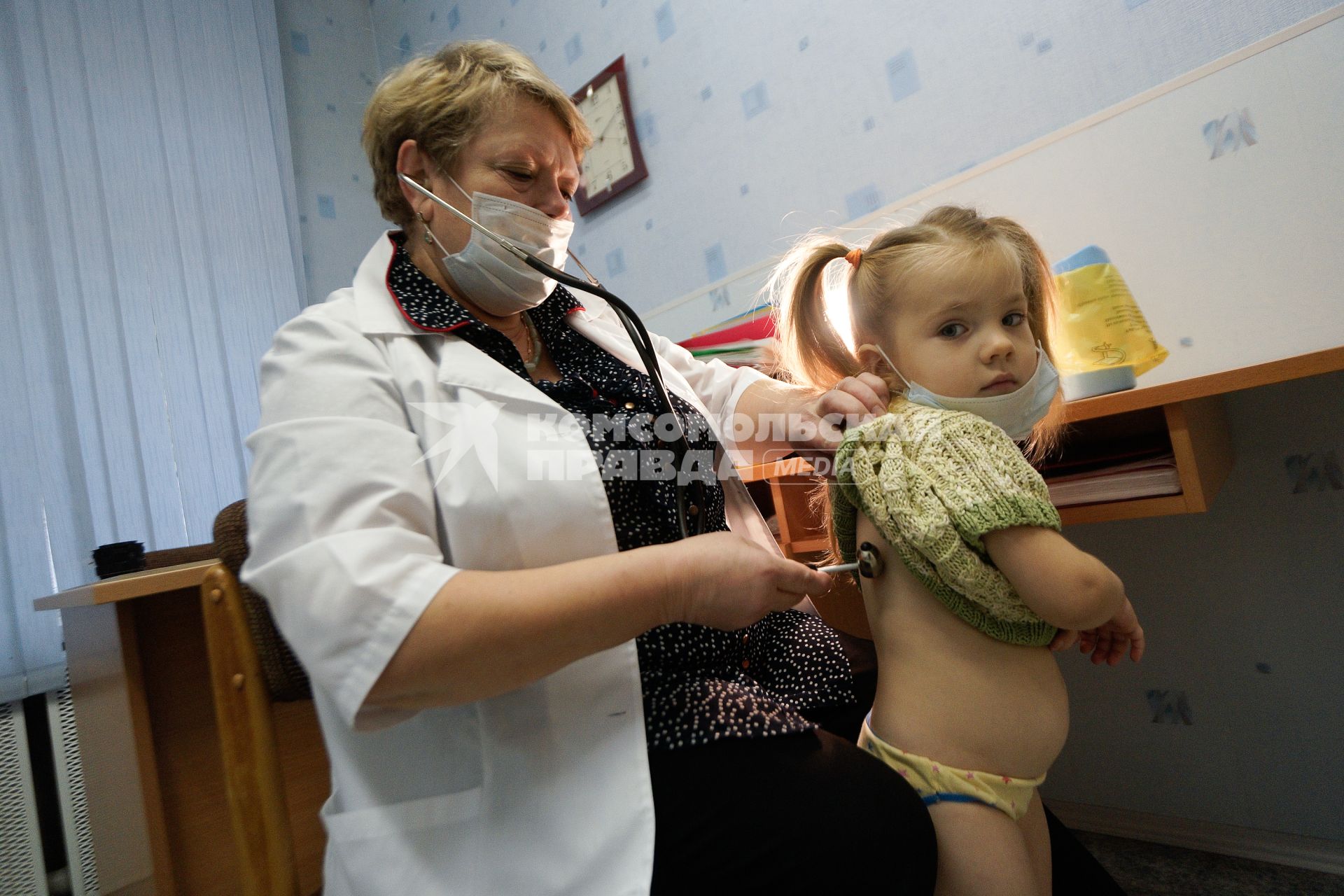 Медицинский осмотр детей в детском садике. На снимке: медицинский ребенок проверяет состояние легких ребенка с помощью стетоскопа.