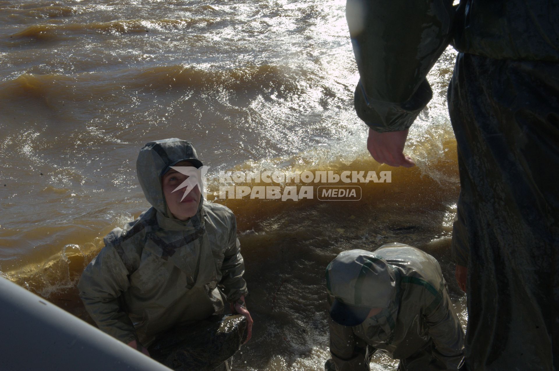 Озеро Мылка. Угроза прорыва Мылкинской дамбы. На снимке: спасатели МЧС  и местные жители укрепляют дамбу.