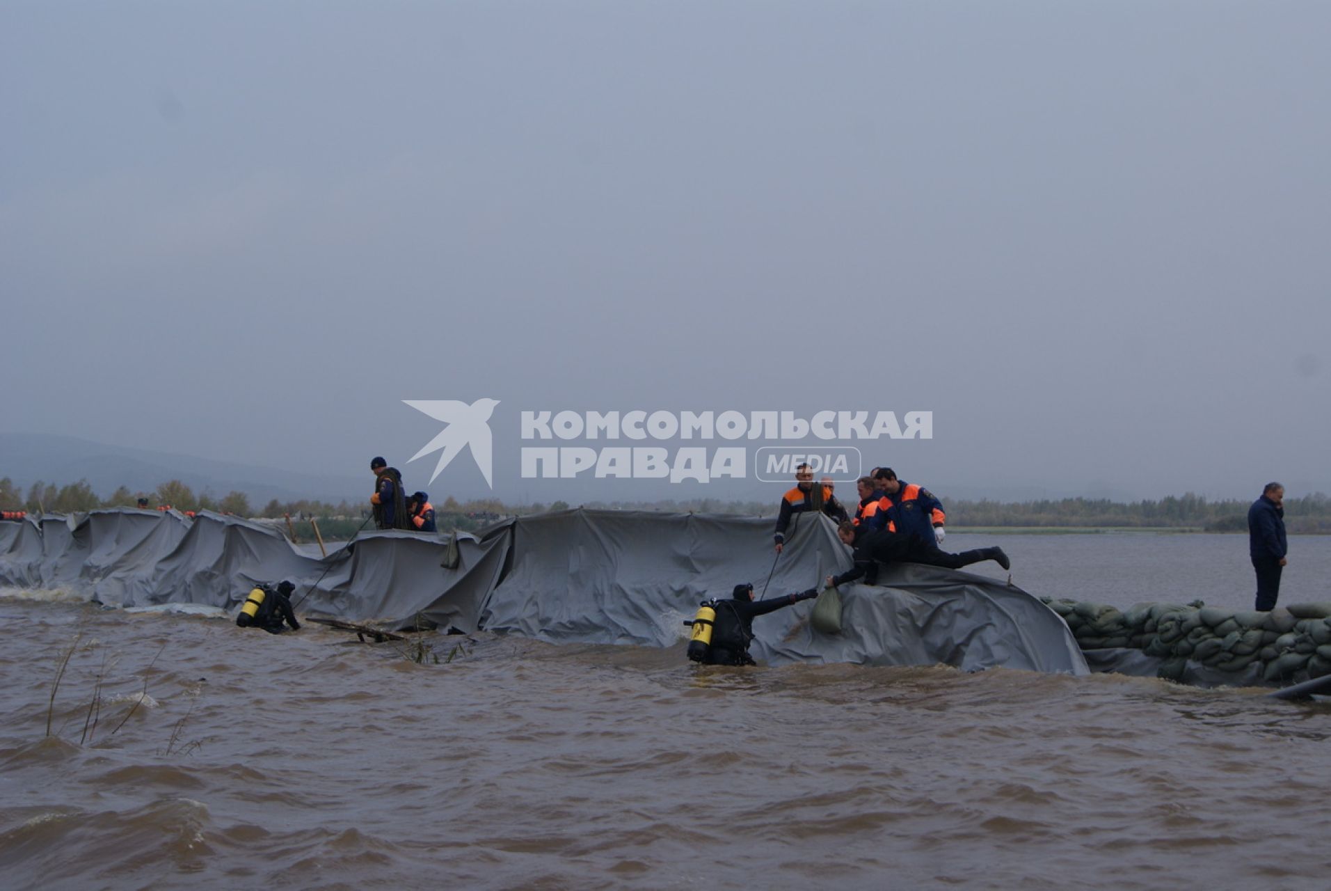 Озеро Мылка. Угроза прорыва Мылкинской дамбы. На снимке: водолазы МЧС и местное население укрепляют дамбу.