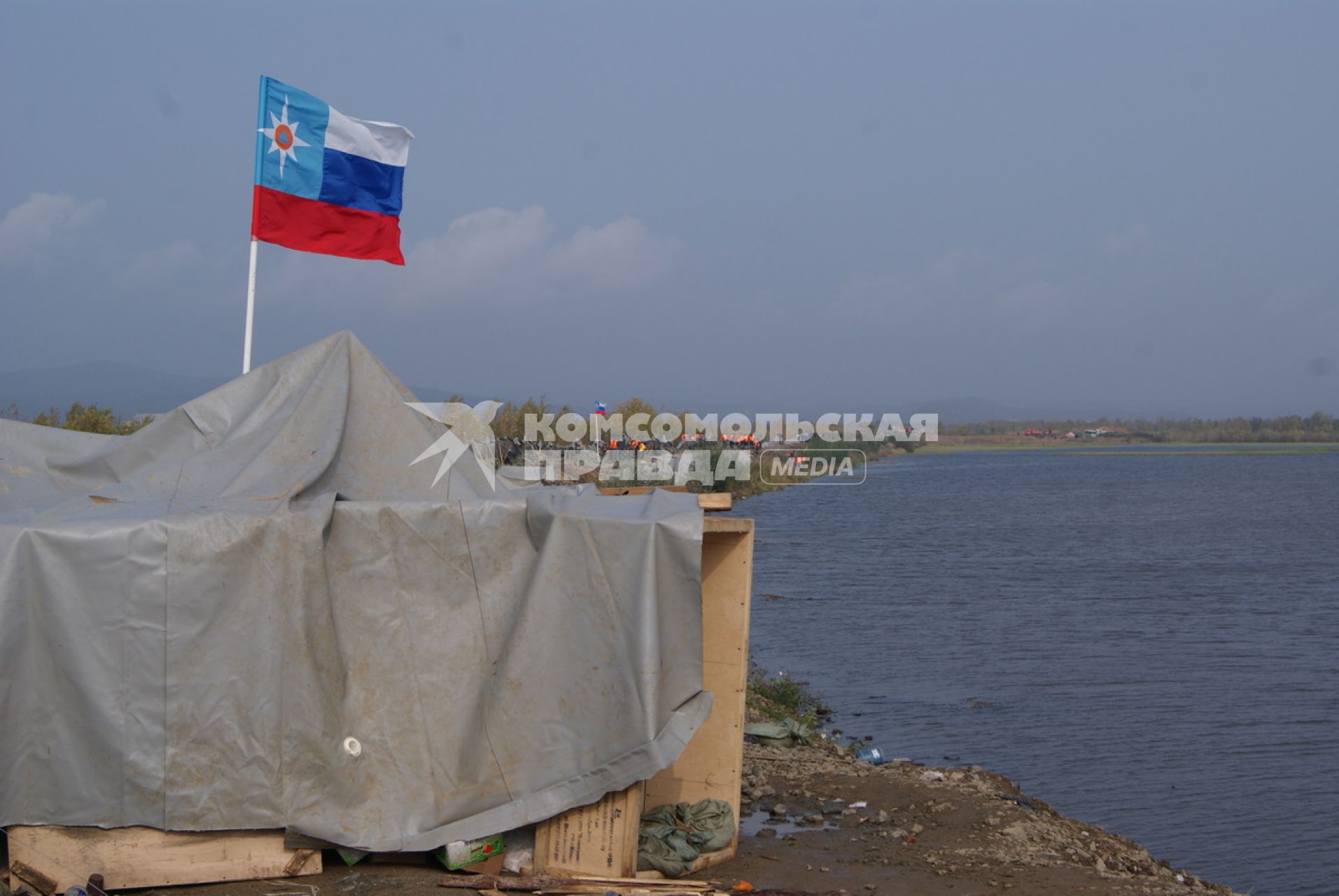 Озеро Мылка. Угроза прорыва Мылкинской дамбы. На снимке: флаг МЧС России на палатке