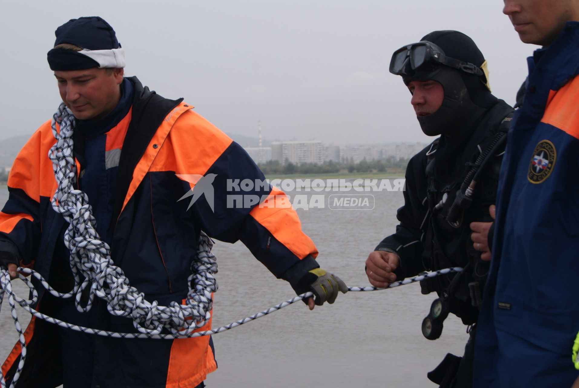 Озеро Мылка. Угроза прорыва Мылкинской дамбы. На снимке: водолаз МЧС во время работ по укреплению дамбы.