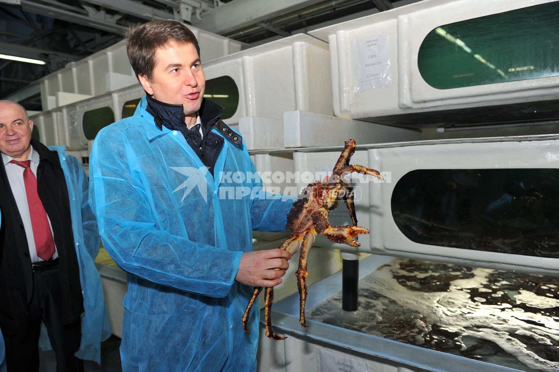 Склад рыбной продукции компании  `La Maree`.  На снимке:  руководитель Департамента торговли и услуг г.Москвы Алексей Немерюк  (справа)
