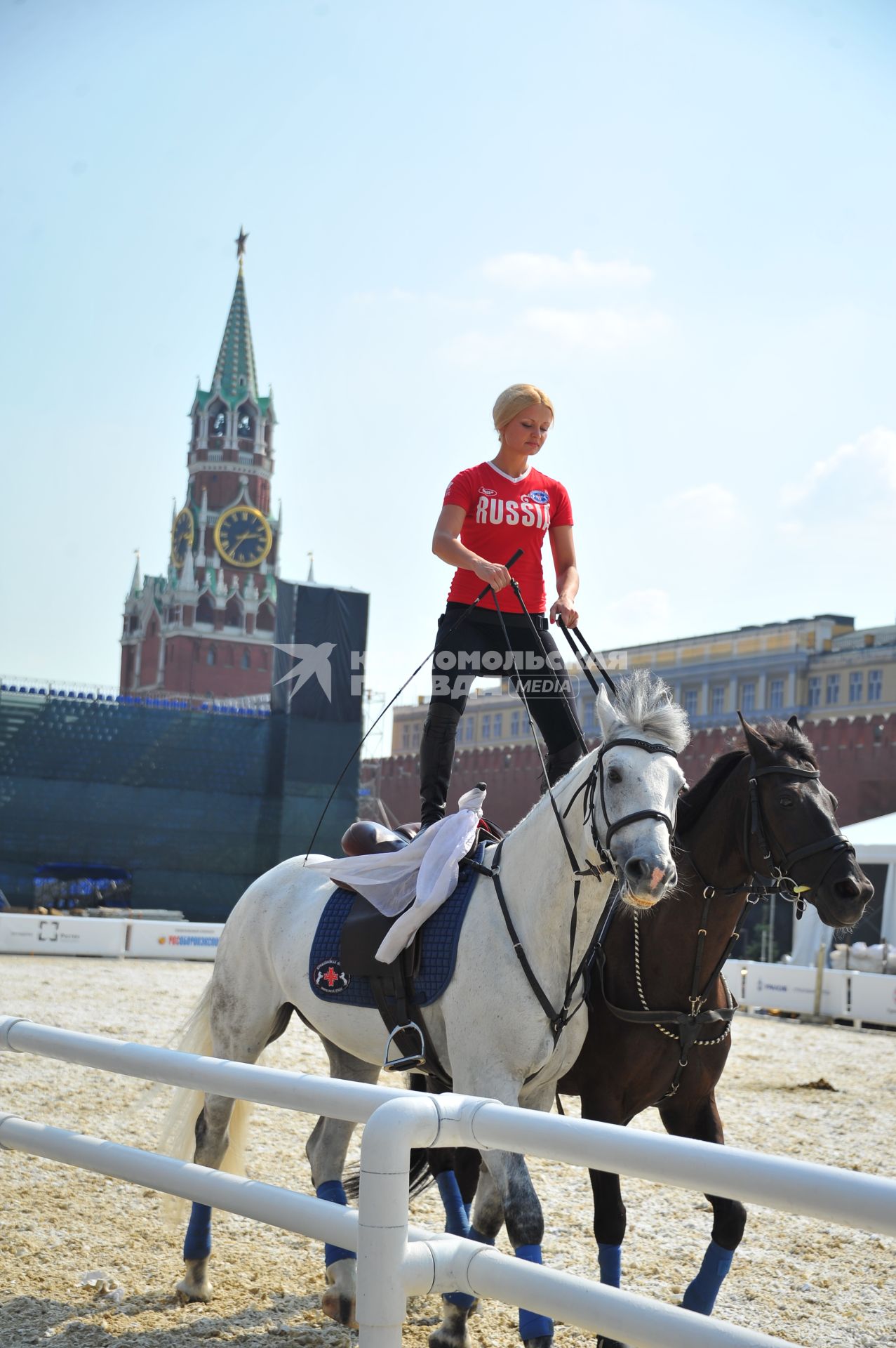 Красная площадь. Репетиция фестиваля `Спасская башня 2013`. На снимке: девушка на лошади.