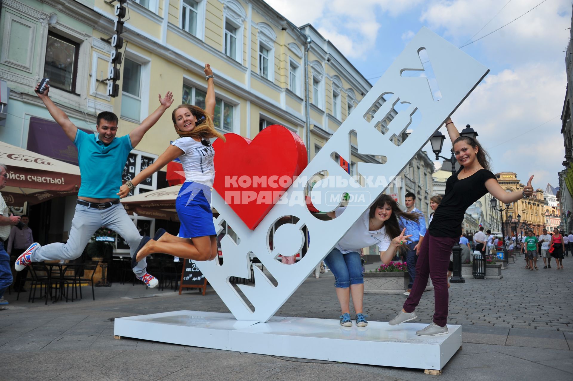 Кузнецкий Мост пешеходная зона. На снимке: молодые люди фотографируются на фоне  слогана `Я люблю Москву`.