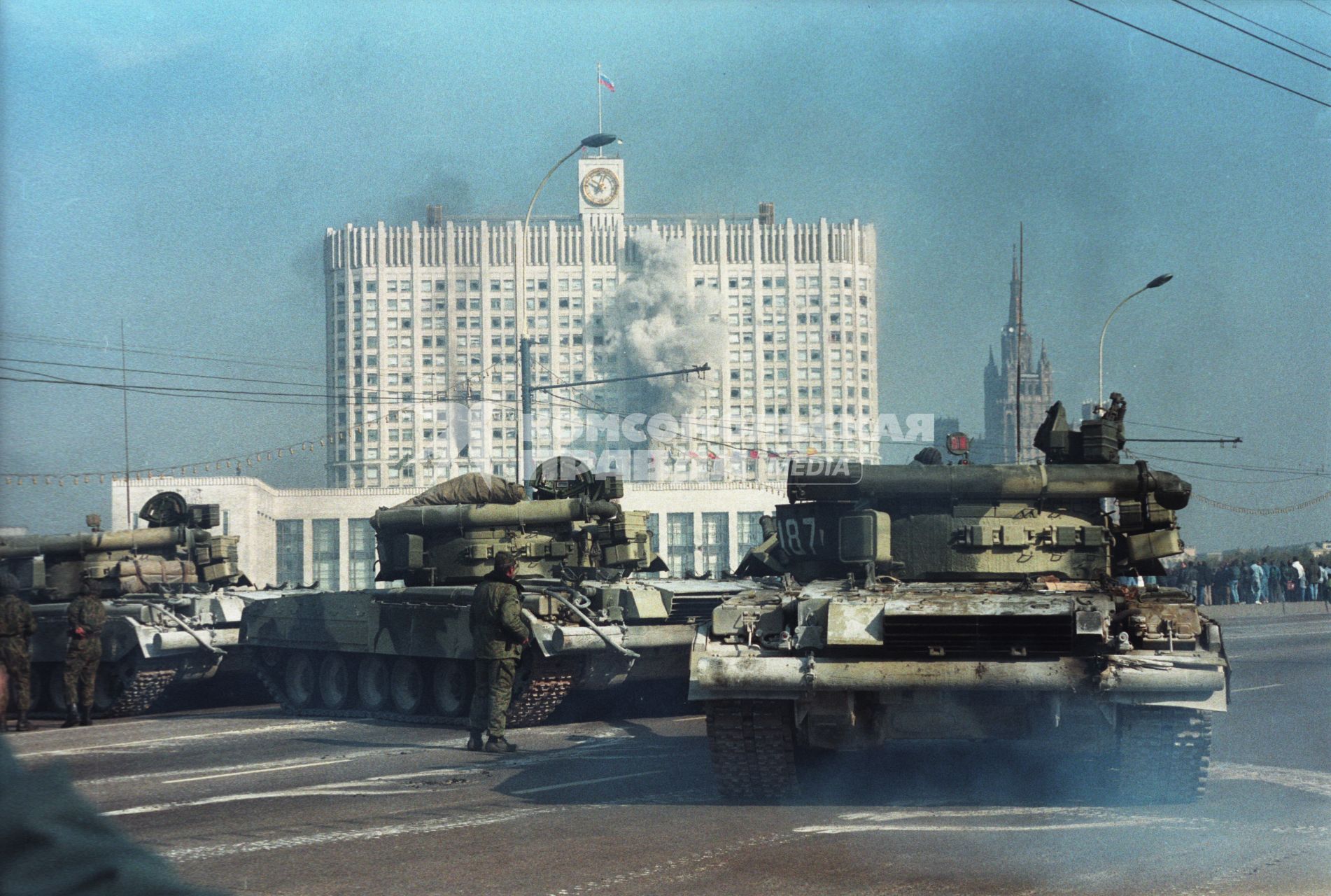 1993 год. Москва. Октябрьский мятеж. На снимке: обстрел Белого дома