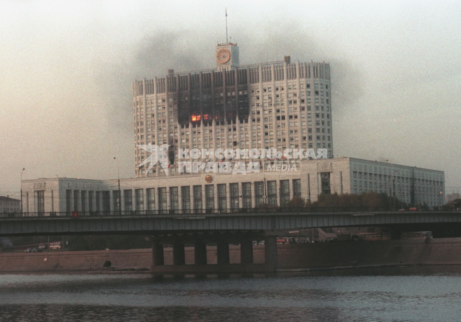 1993 год. Москва. Октябрьский мятеж. На снимке: обстрел  Белого дома