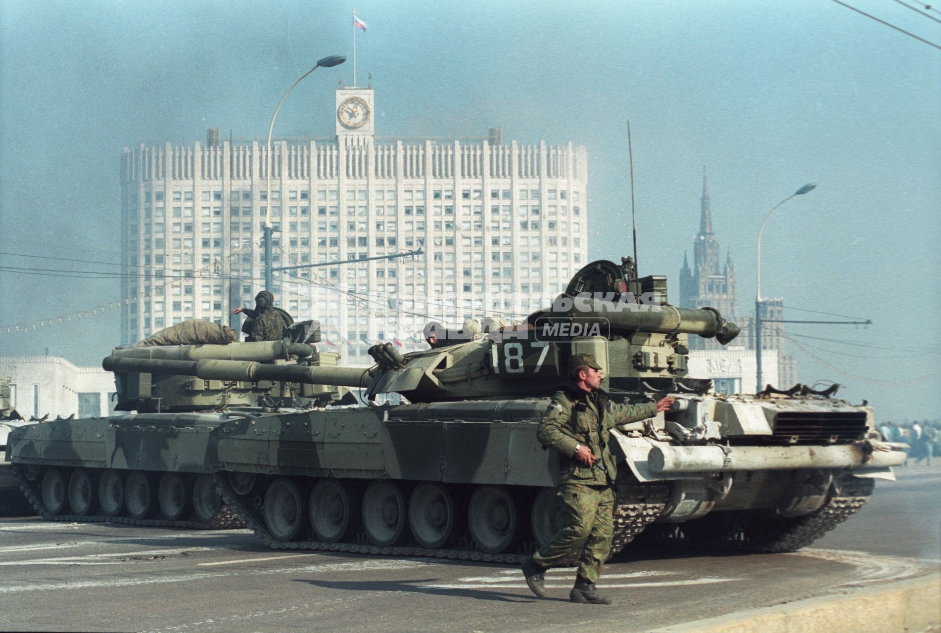 1993 год. Москва. Октябрьский мятеж. На снимке: танки у Белого дома