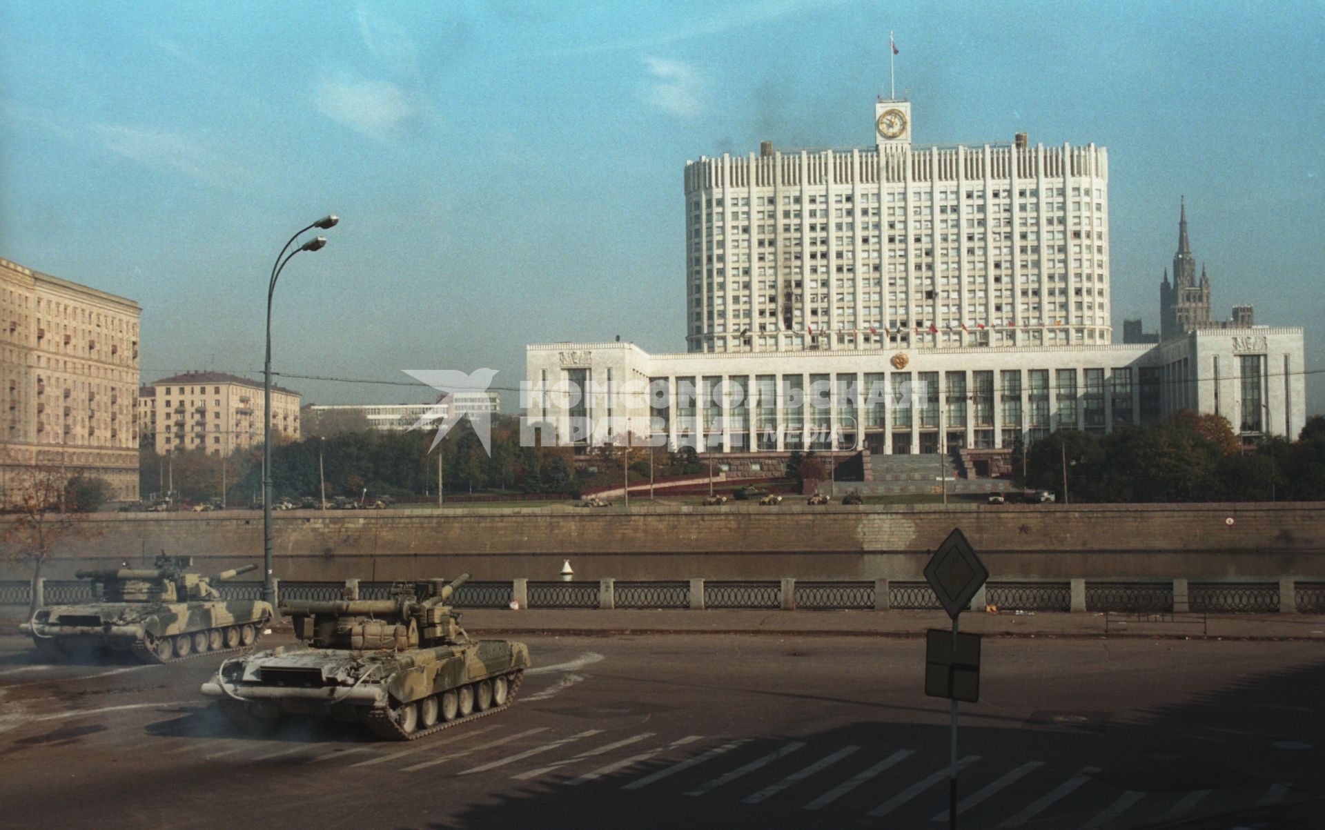 1993 год. Москва. Октябрьский мятеж. На снимке: танки у Белого дома