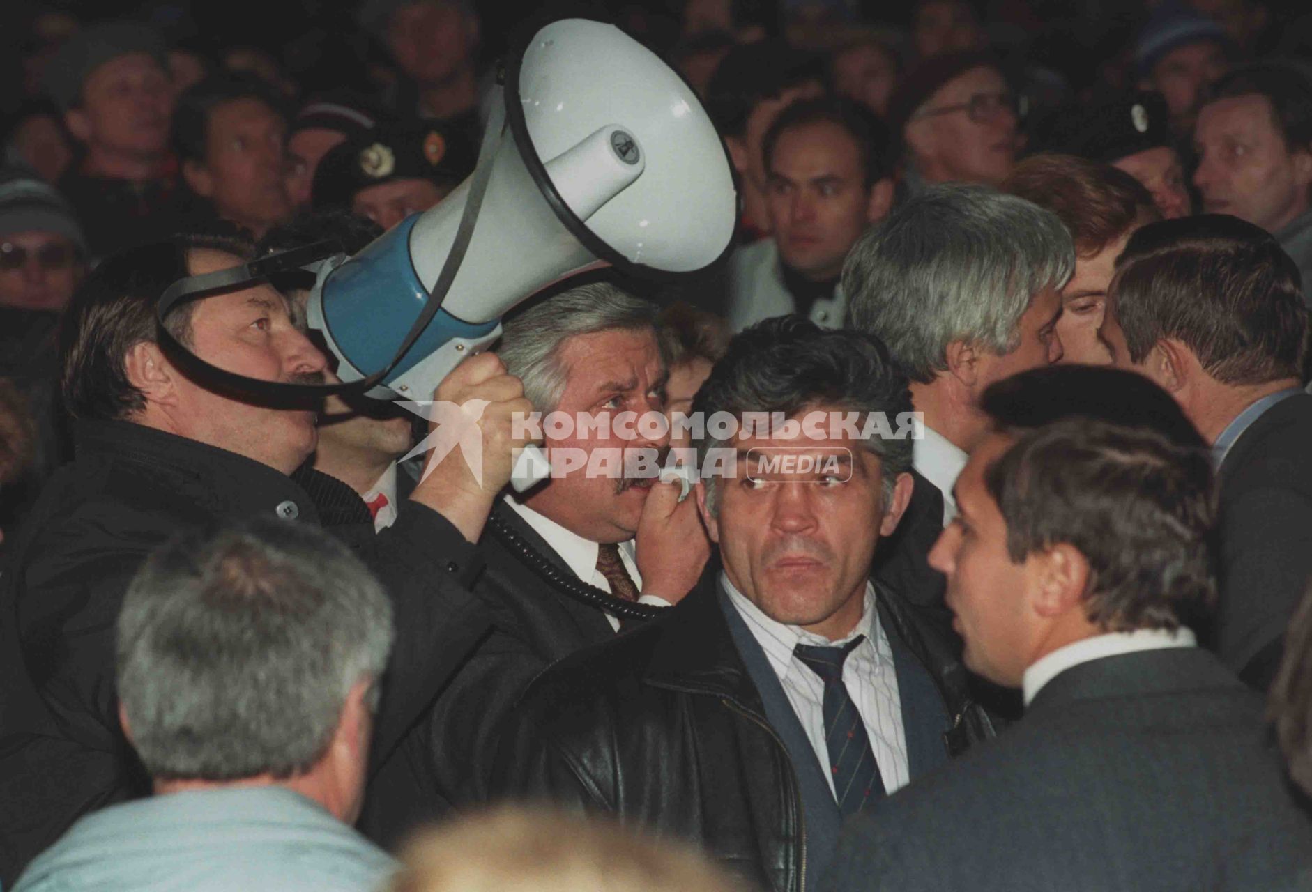 1993 год. Москва. Октябрьский мятеж. На снимке: вице-президент РФ Александр Руцкой  (в центре) выступает перед защитниками Белого Дома.