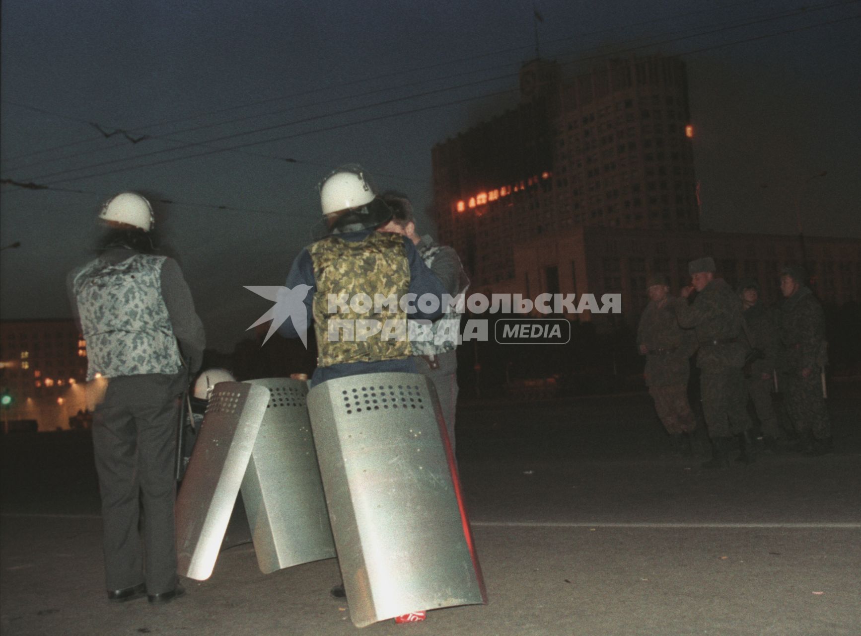 1993 год. Москва. Октябрьский мятеж. На снимке: сотрудники правохранительных органов у Белого дома.