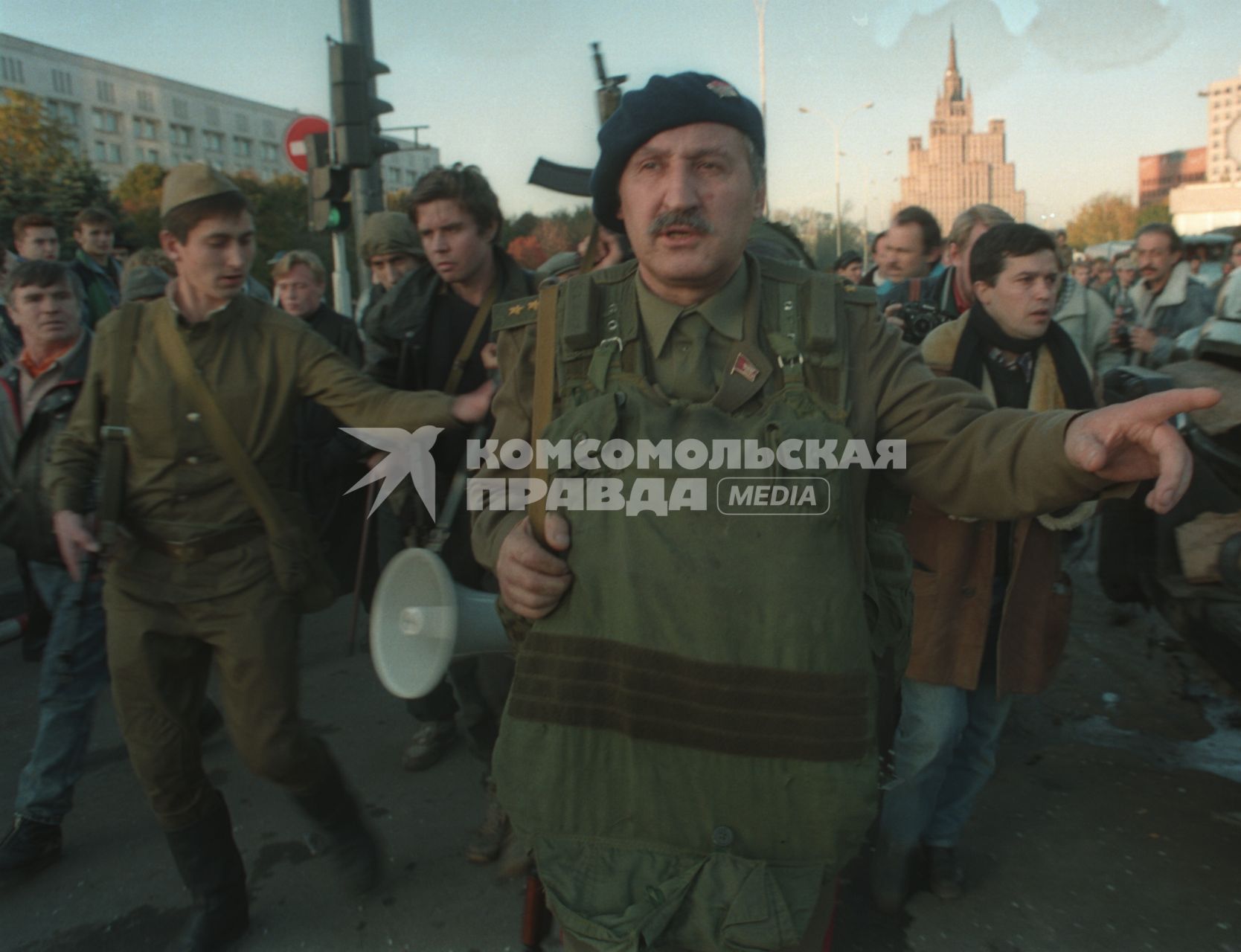 1993 год. Москва. Октябрьский мятеж. На снимке: военнослужащие на улицах Москвы.