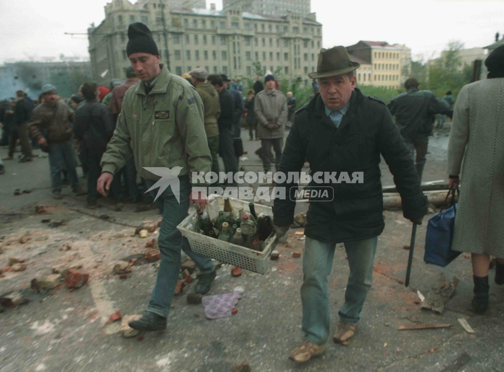 1993 год. Москва. Октябрьский мятеж. На снимке: мужчины несут ящик со стеклотарой.