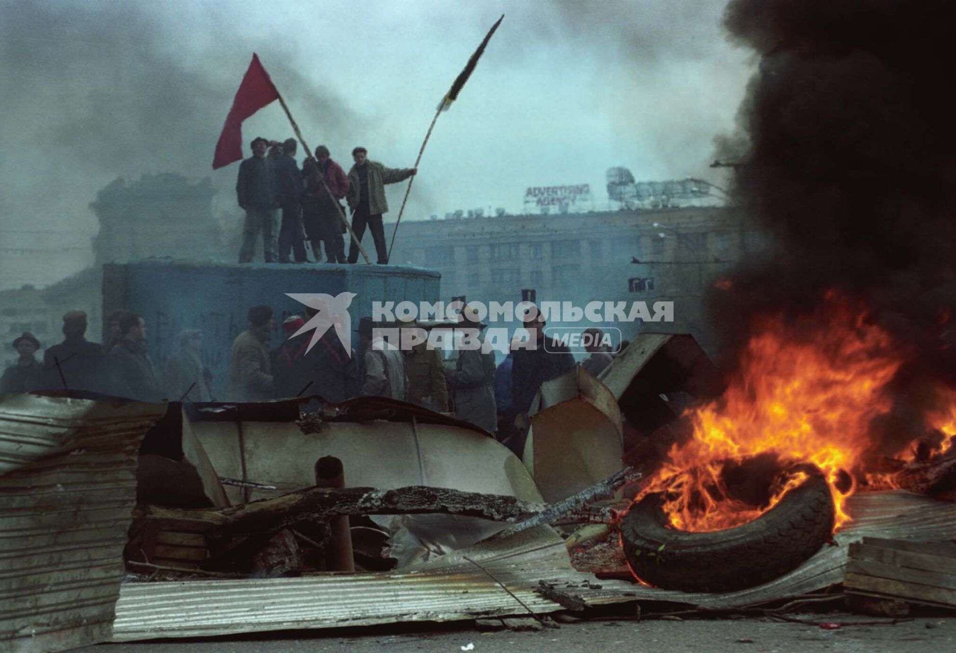 1993 год. Москва. Октябрьский мятеж. На снимке: люди на баррикадах