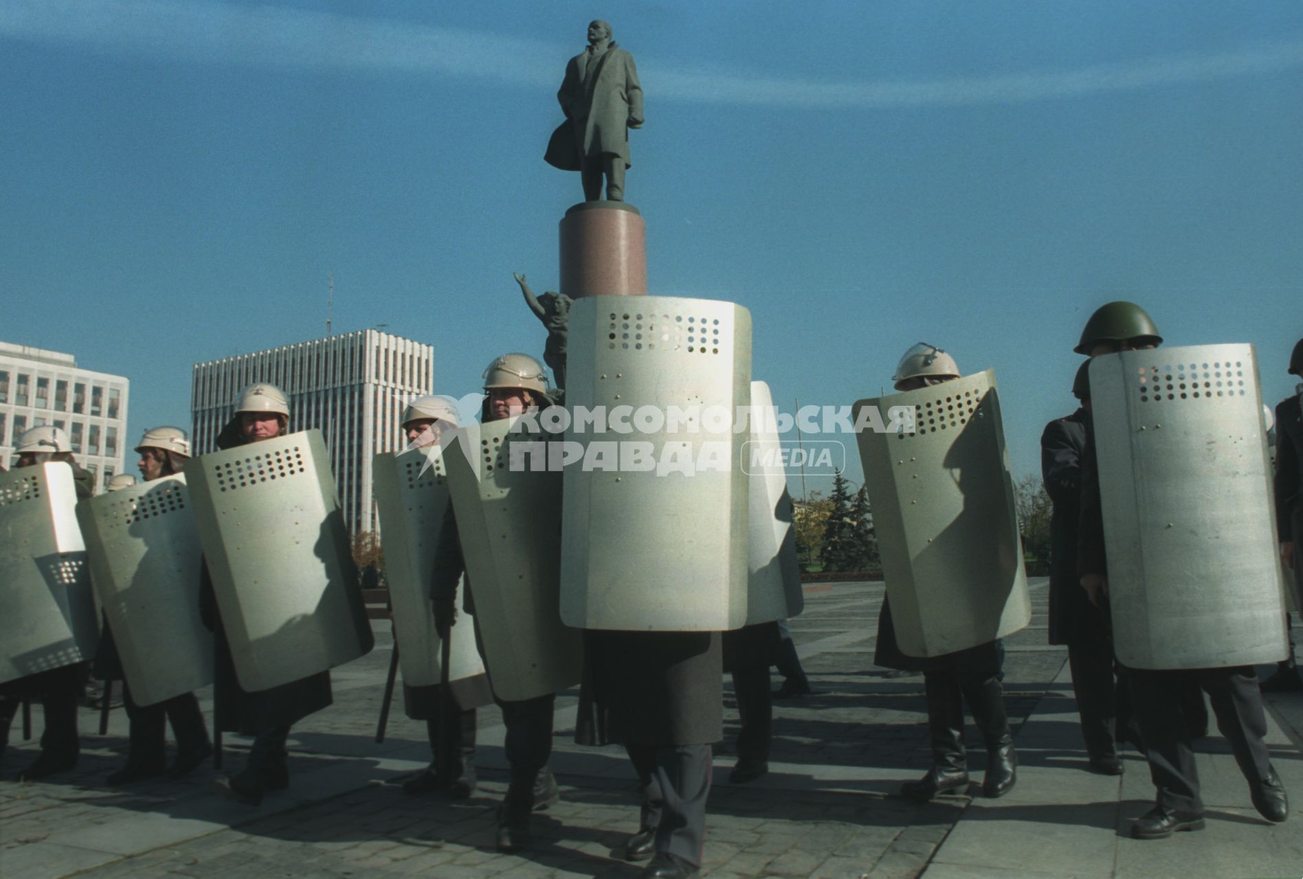 1993 год. Москва. Октябрьский мятеж. На снимке: сотрудники правохранительных органов на Октябрьской площади у памятника В.И.Ленину.