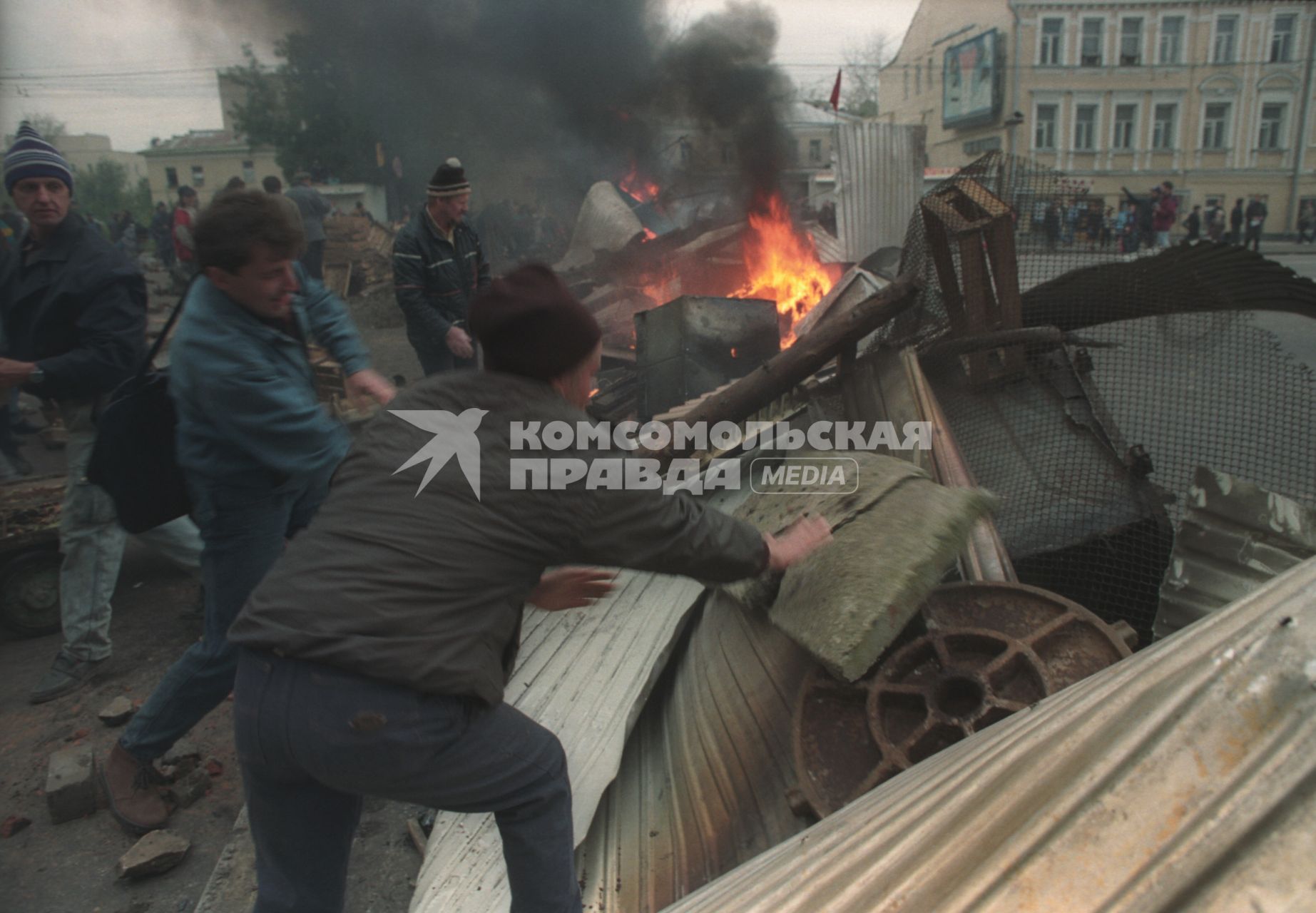 1993 год. Москва. Октябрьский мятеж. На снимке: люди на баррикадах