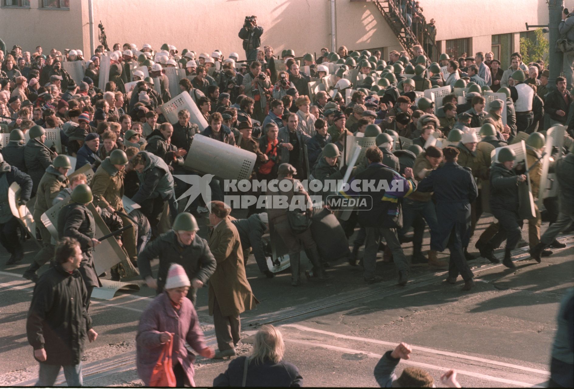 1993 год. Москва. Октябрьский мятеж. На снимке: сотрудники правохранительных органов во время разгона демонстрации.