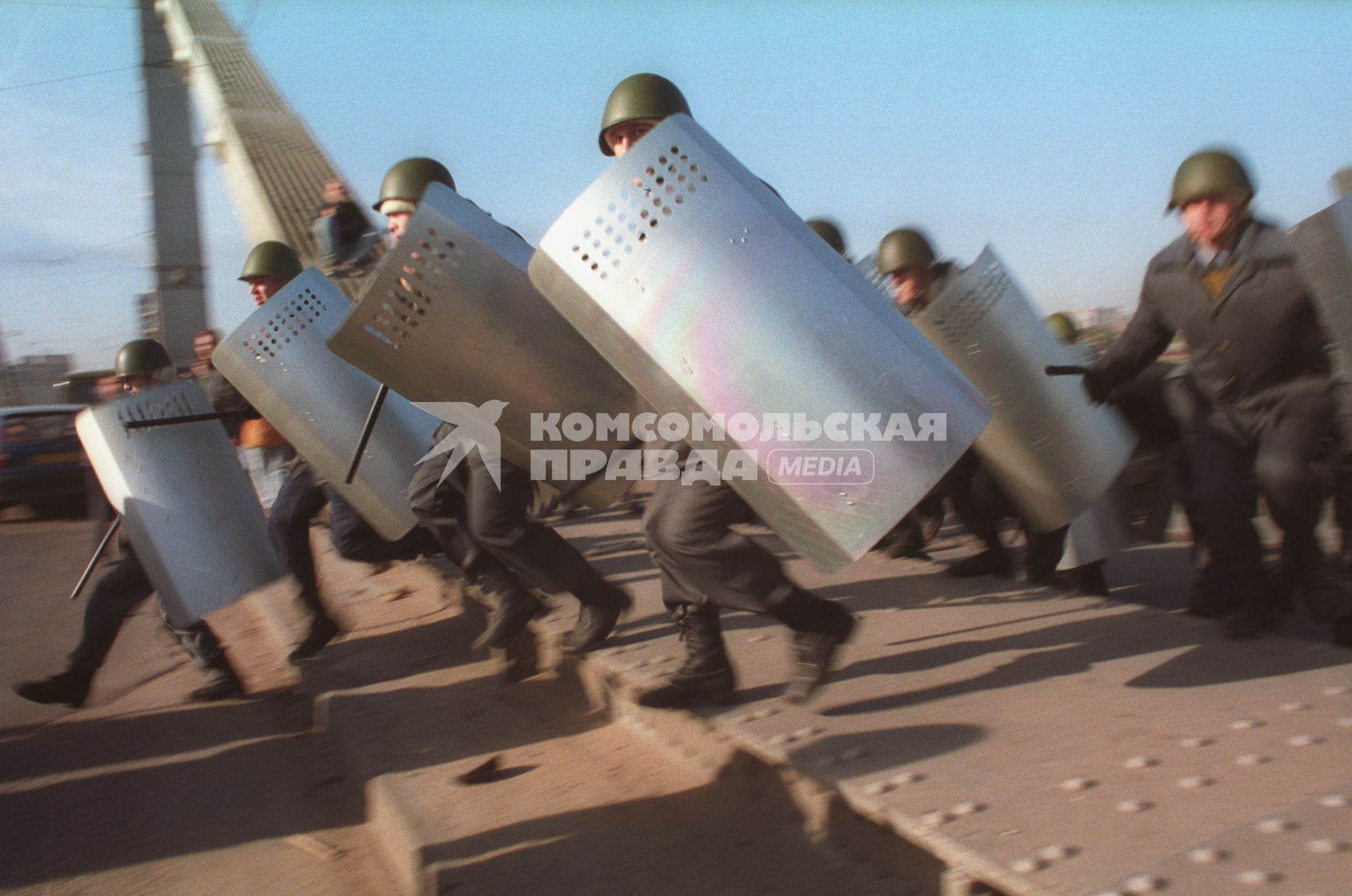 1993 год. Москва. Октябрьский мятеж. На снимке: сотрудники правохранительных органов во время боевых действий.