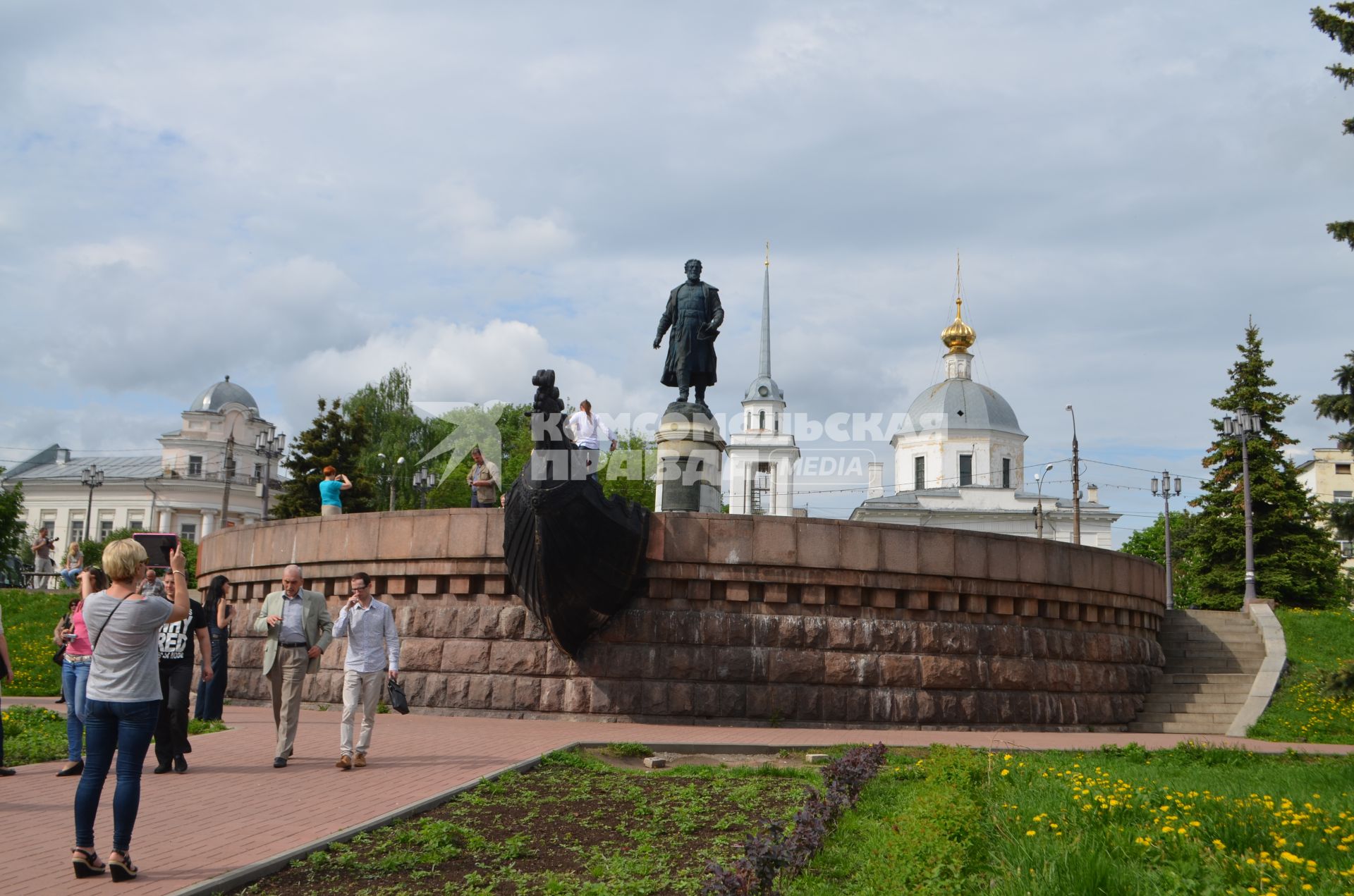 Виды Твери. На снимке: памятник Афанасию Никитину