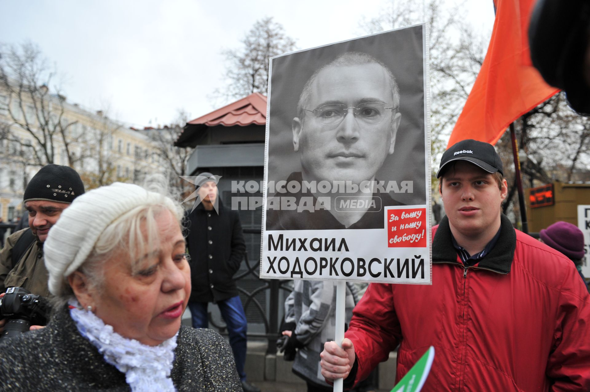 Участники оппозиционного шествия в поддержку `узников 6 мая` прошли по Бульварному кольцу. На снимке: плакат с изображением Михаила Ходорковского.