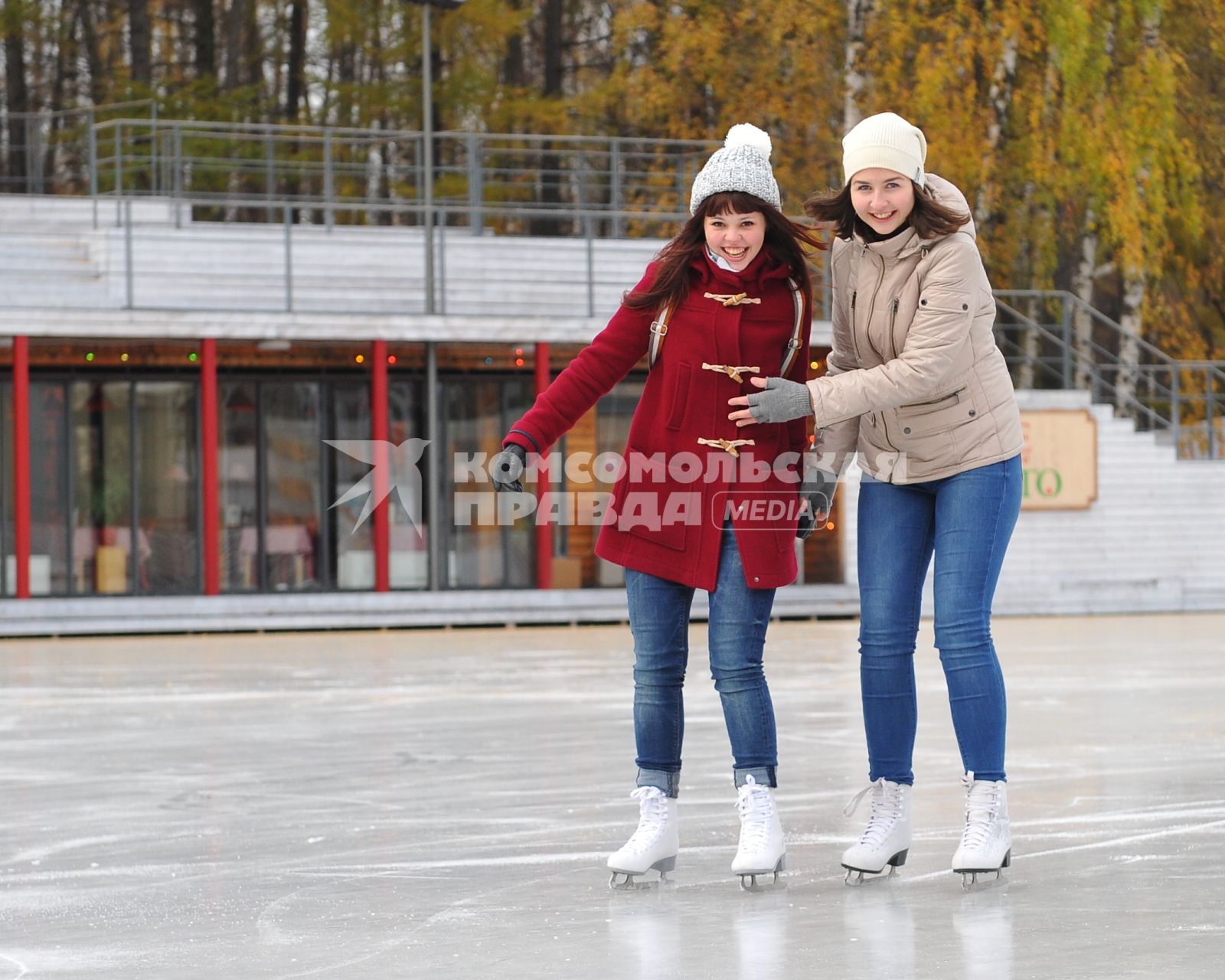 Парк культуры и отдыха `Сокольники` стал первым парком Москвы, открывшим зимний сезон. На снимке: девушаки на катке `Лёд`.