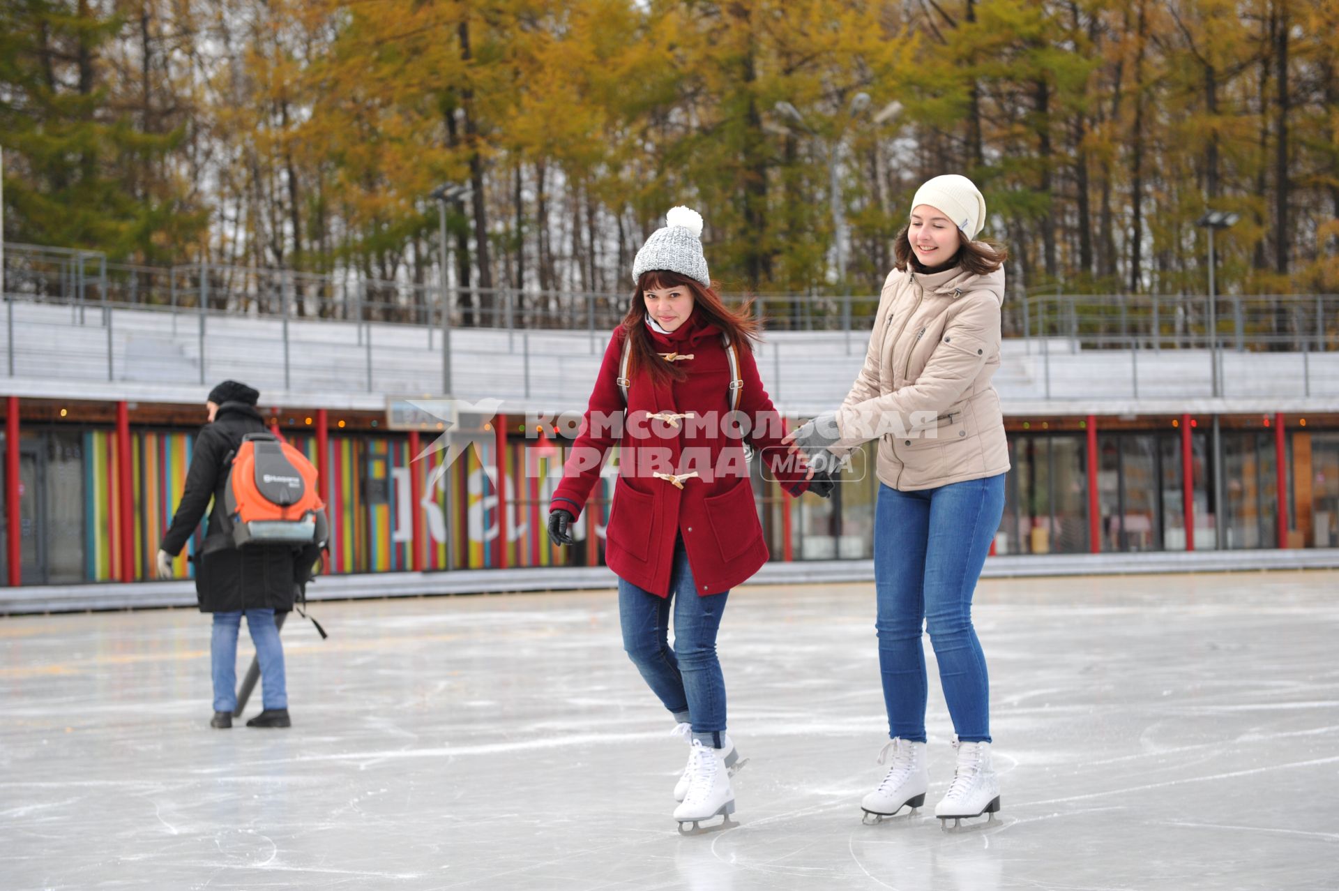 Парк культуры и отдыха `Сокольники` стал первым парком Москвы, открывшим зимний сезон. На снимке: девушаки на катке `Лёд`.