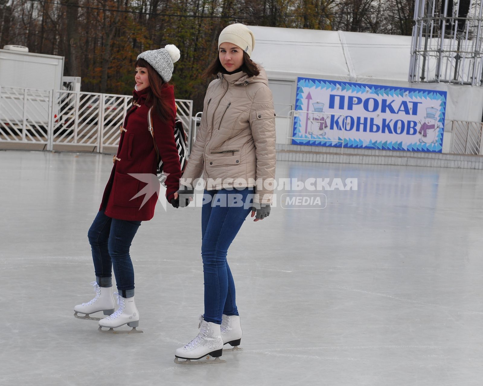 Парк культуры и отдыха `Сокольники` стал первым парком Москвы, открывшим зимний сезон. На снимке: девушаки на катке `Лёд`.