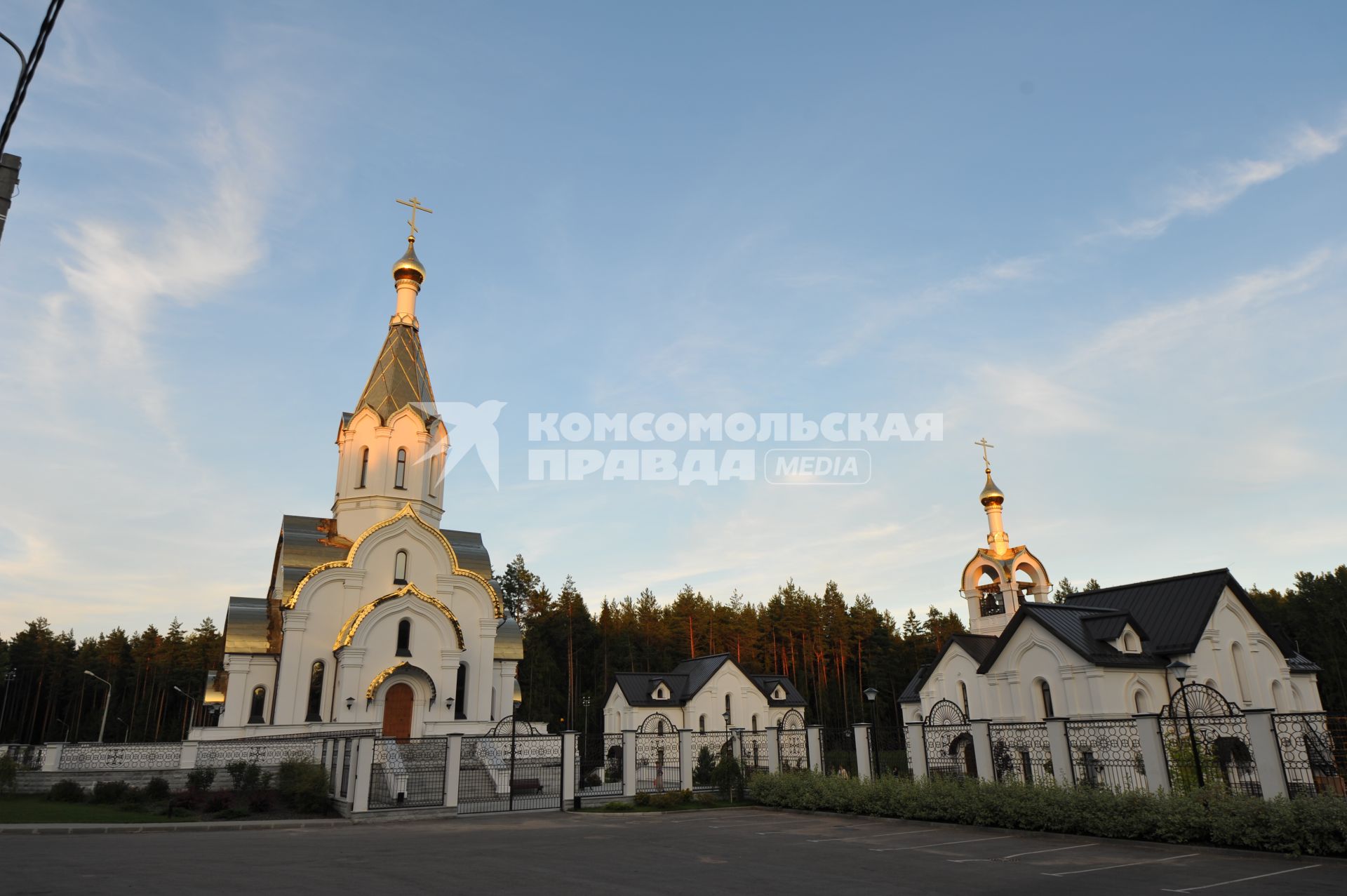 Виды Катыни. На снимке: церковь Воскресения Христова.