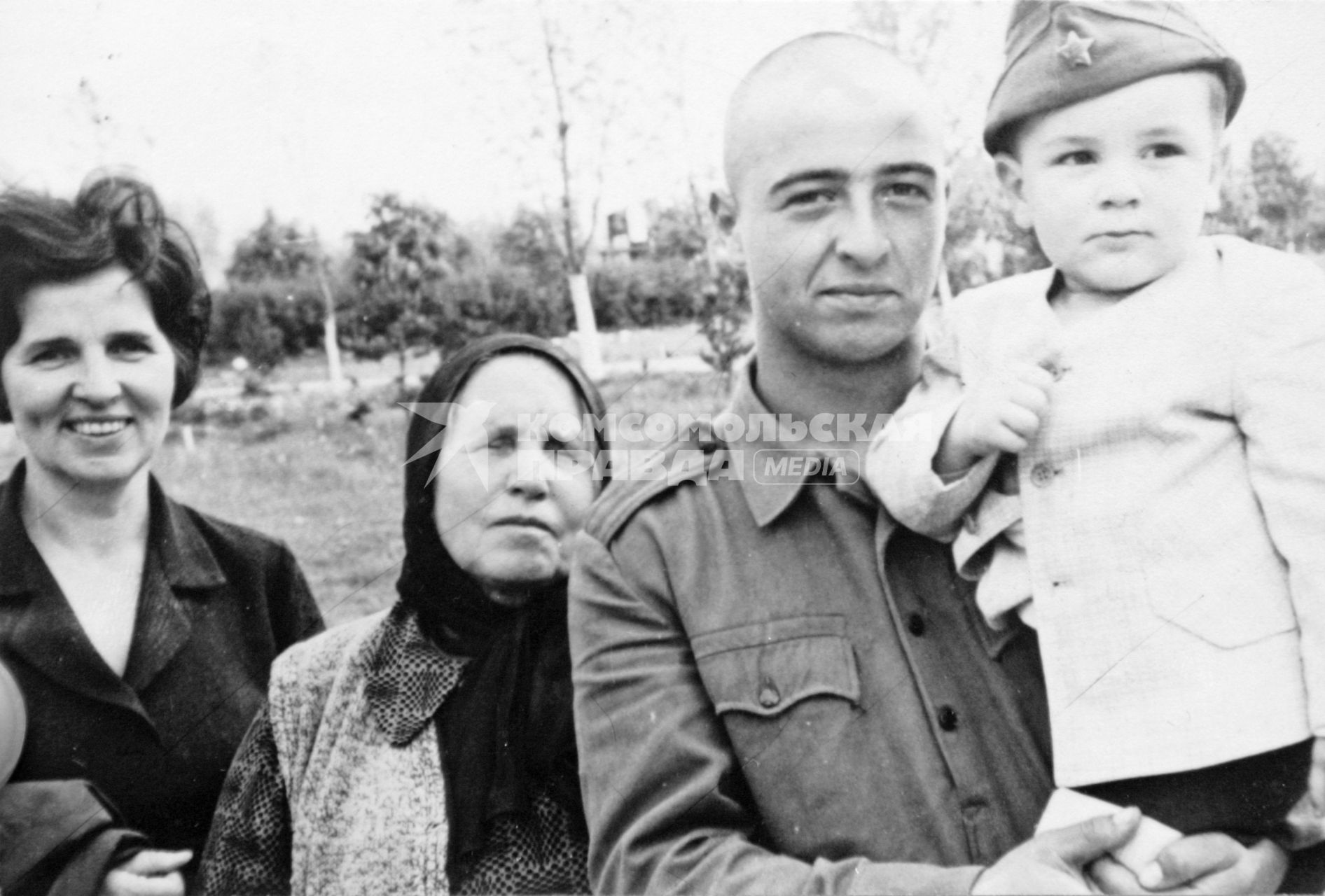 1968 г. Ясновидящая Ванга (в центре).  Фото из личного архива Ванги племянницы Красимиры Стояновой.