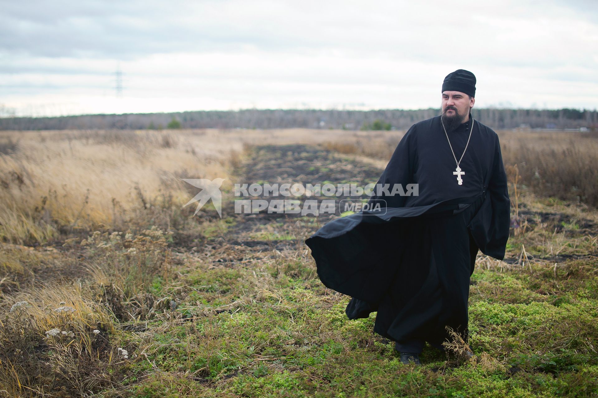 Священнослужитель в поле.