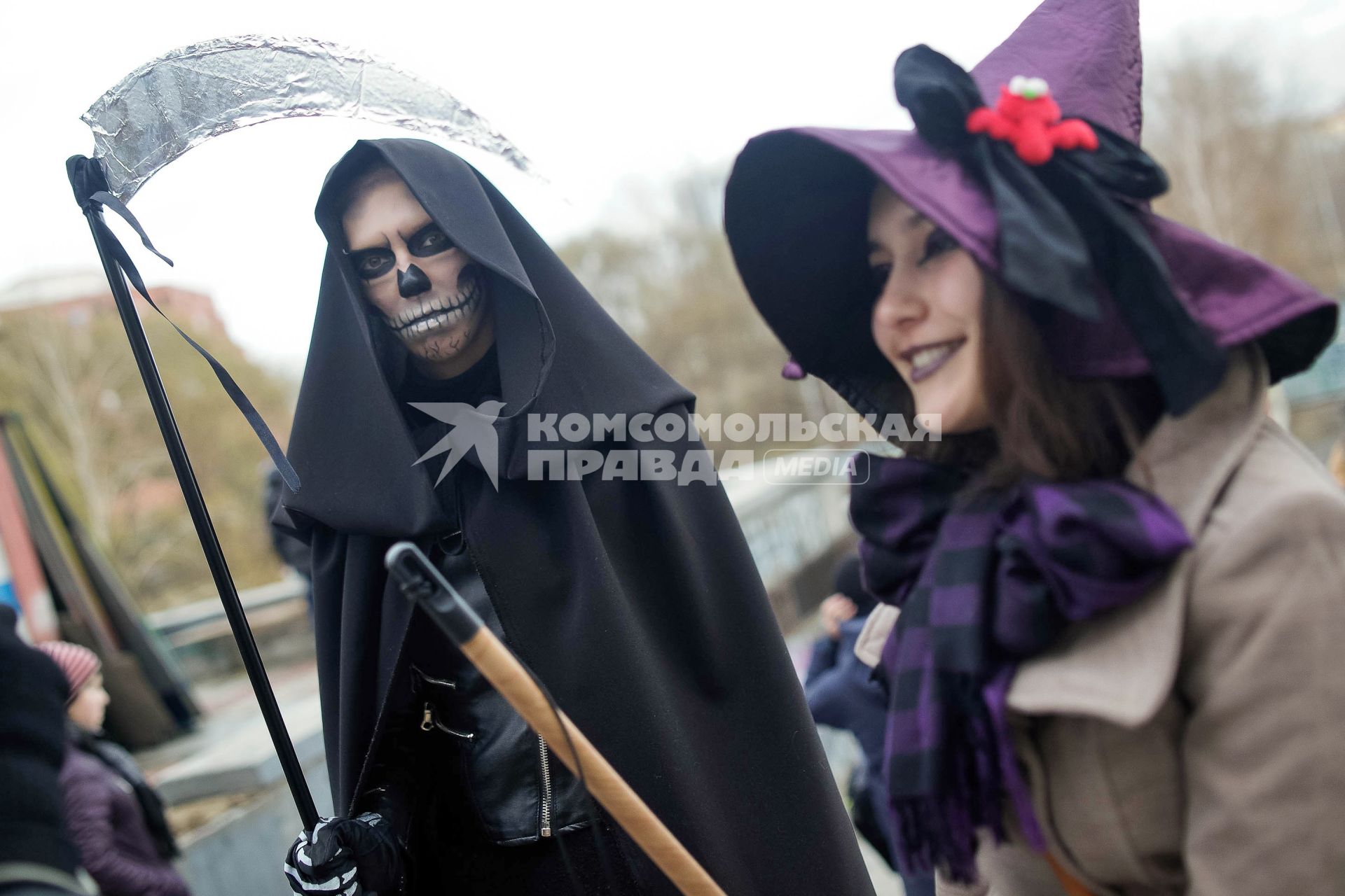 Юноша в костюме смерти и девушка в костюме ведьмы.