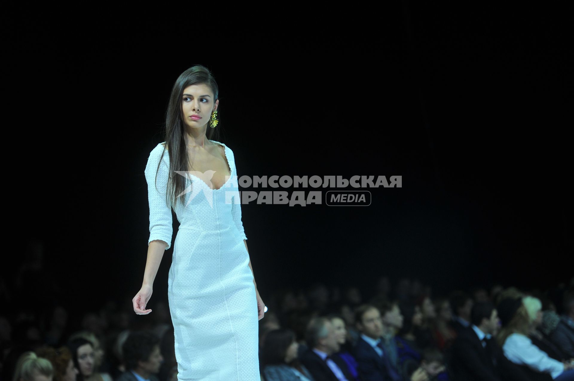 Гостиный двор. Неделя моды в Москве `Moscow Fashion Week`. Открытие. На снимке: показ коллекции модельера Валентина Юдашкина `Золото скифов`.