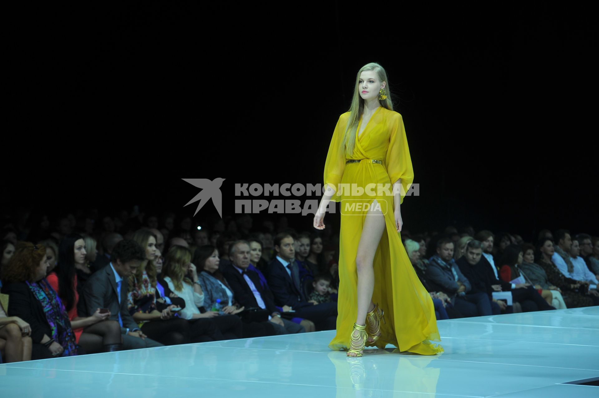 Гостиный двор. Неделя моды в Москве `Moscow Fashion Week`. Открытие. На снимке: показ коллекции модельера Валентина Юдашкина `Золото скифов`.