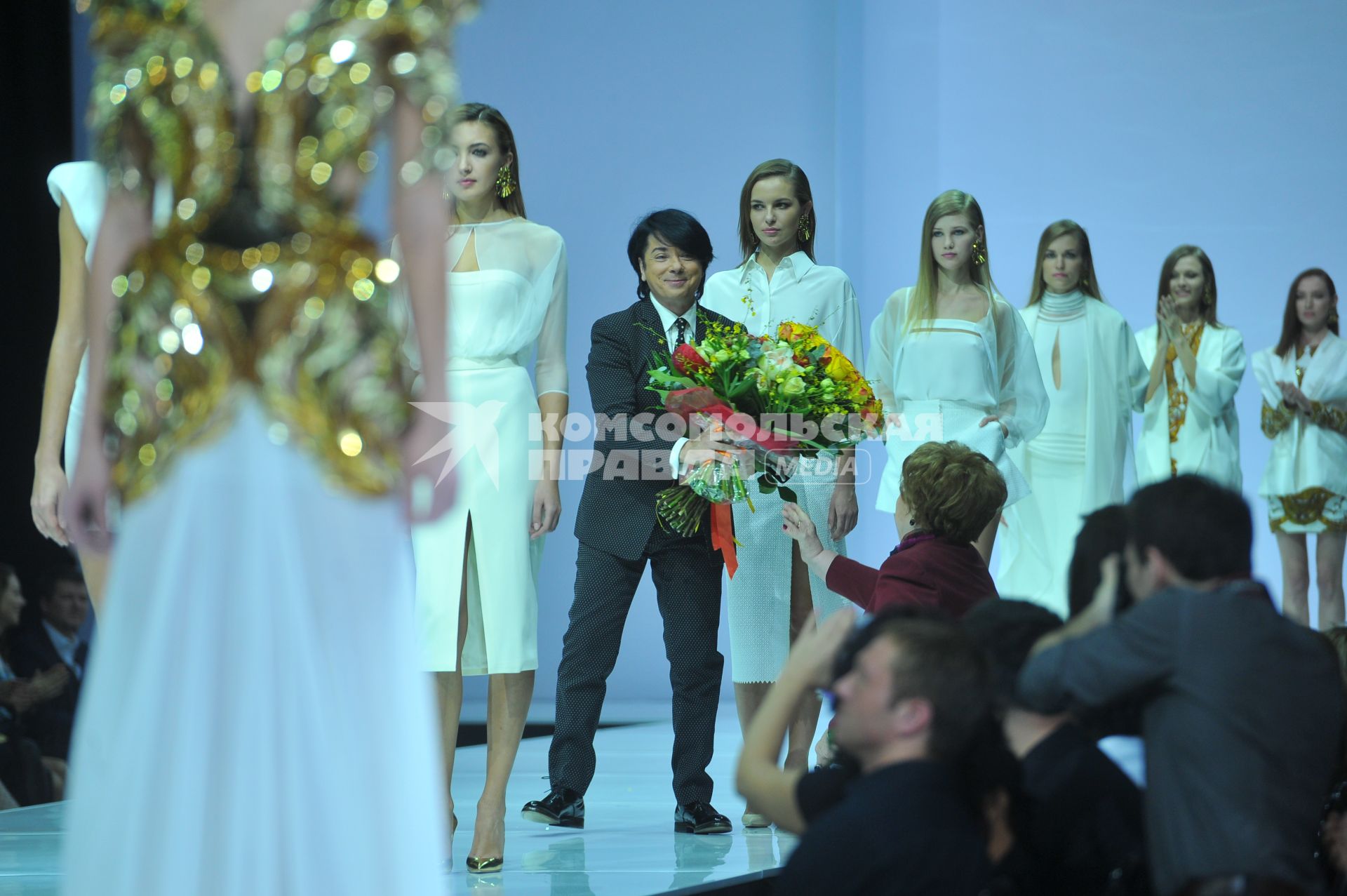 Гостиный двор. Неделя моды в Москве `Moscow Fashion Week`. Открытие. На снимке: модельер Валентин Юдашкин после показа своей коллекции `Золото скифов`.