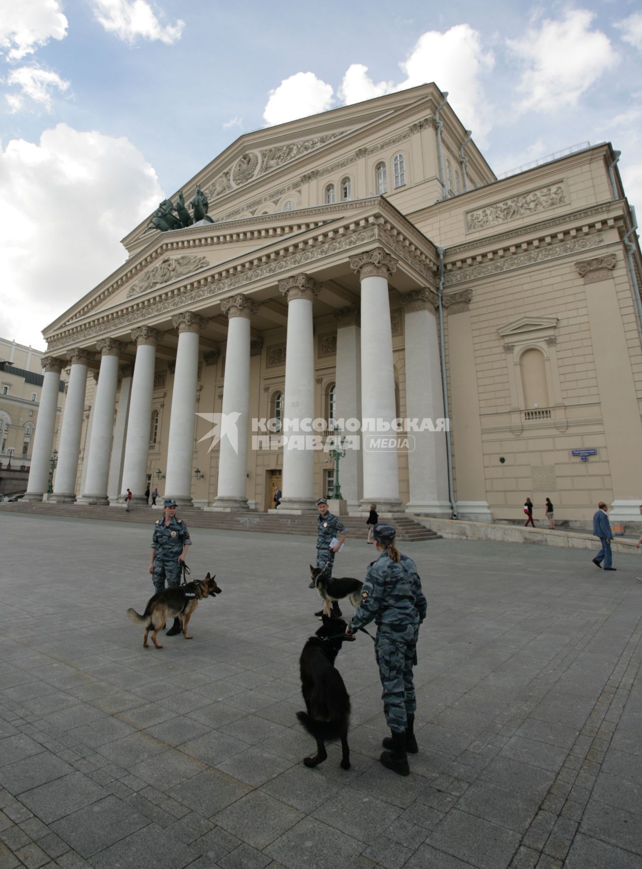 Театральная площадь. На снимке: сотрудники правохранительных органов со служебными собаками у здания Большого театра.