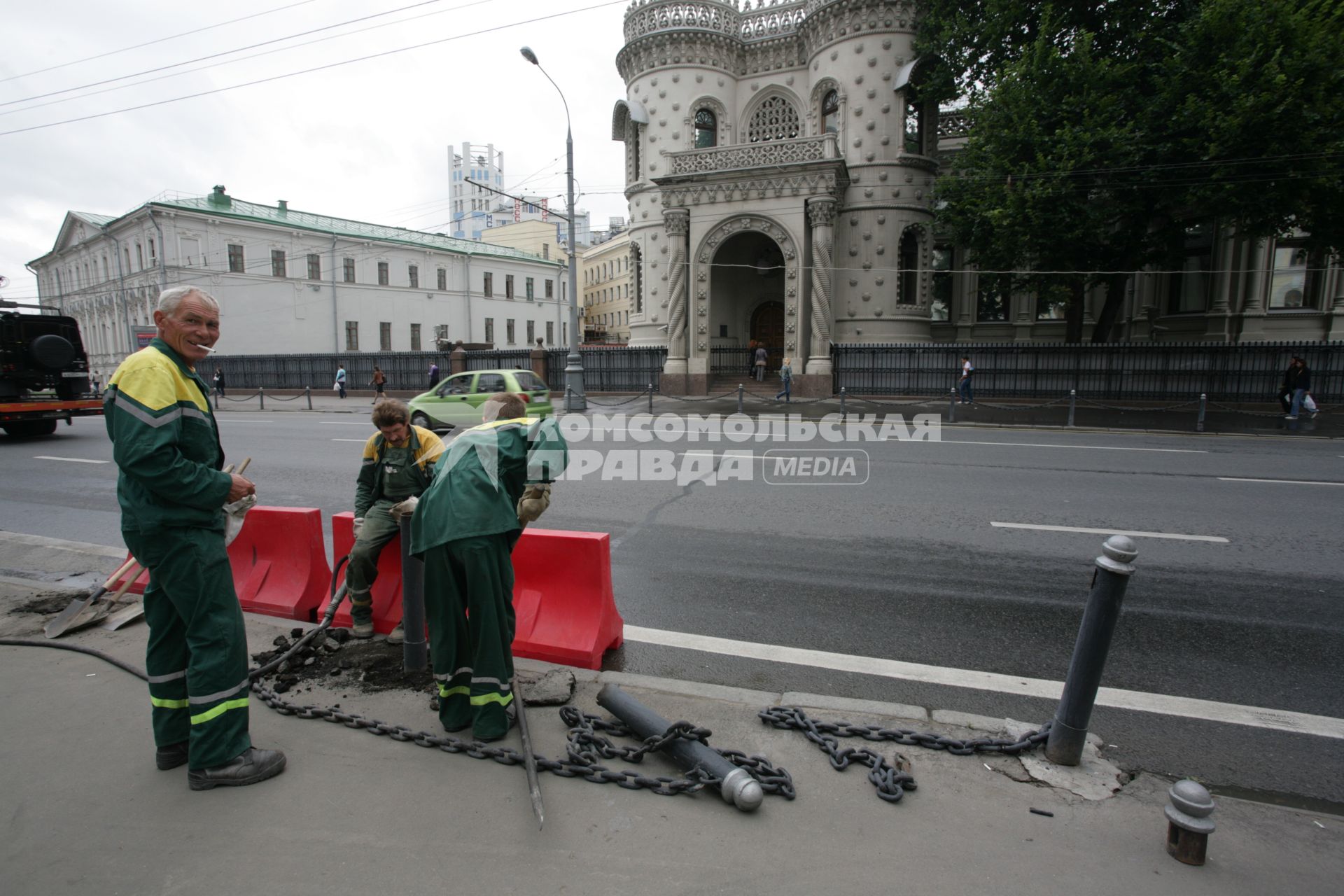 Благоустройство города. На снимке: рабочие ОАО `Дормост` проводят работы по замене  барьерного ограждения на автомобильной дороге.