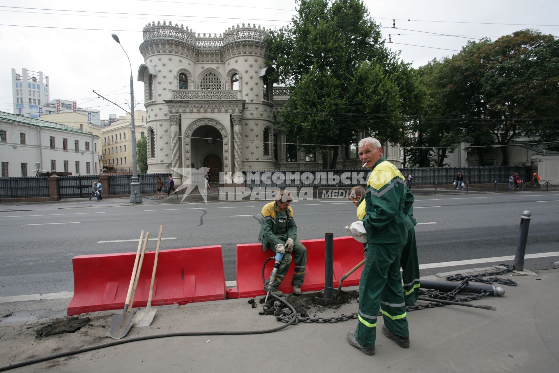 Благоустройство города. На снимке: рабочие ОАО `Дормост` проводят работы по замене  барьерного ограждения на автомобильной дороге.