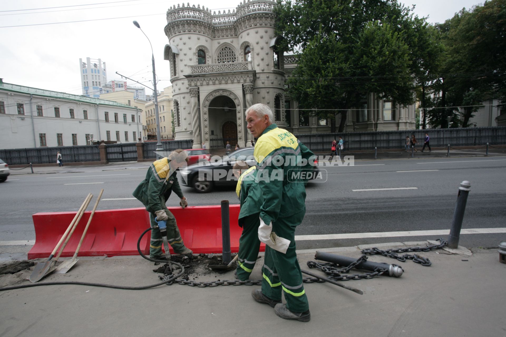 Благоустройство города. На снимке: рабочие ОАО `Дормост` проводят работы по замене  барьерного ограждения на автомобильной дороге.