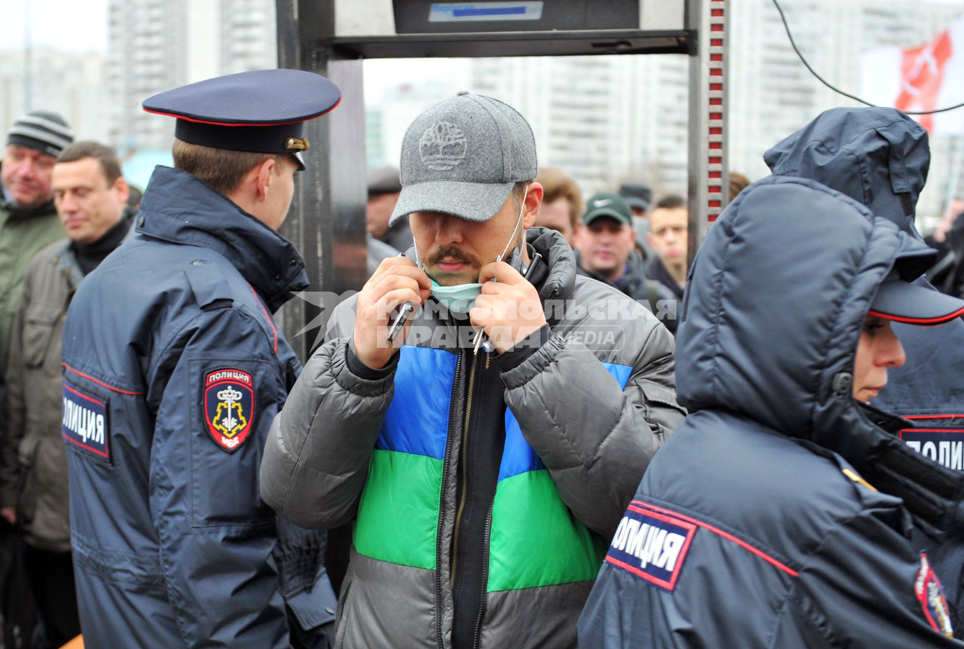 День народного единства. Улица Перерва. На снимке: участники акции `Русский марш` проходят через рамку металлоискателя в Люблино.