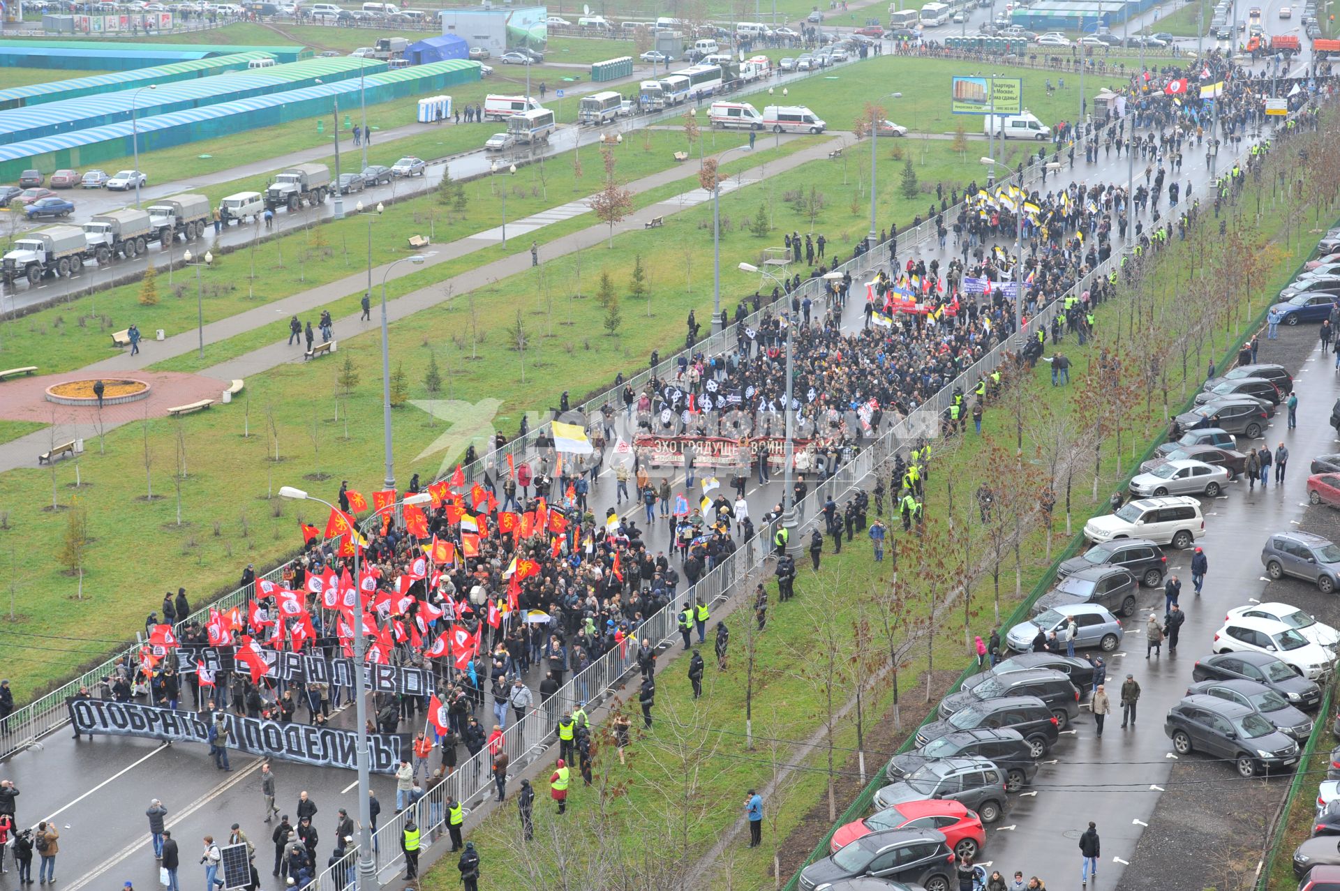 День народного единства. Улица Перерва. На снимке: митингующие во время акции `Русский марш` в Люблино.