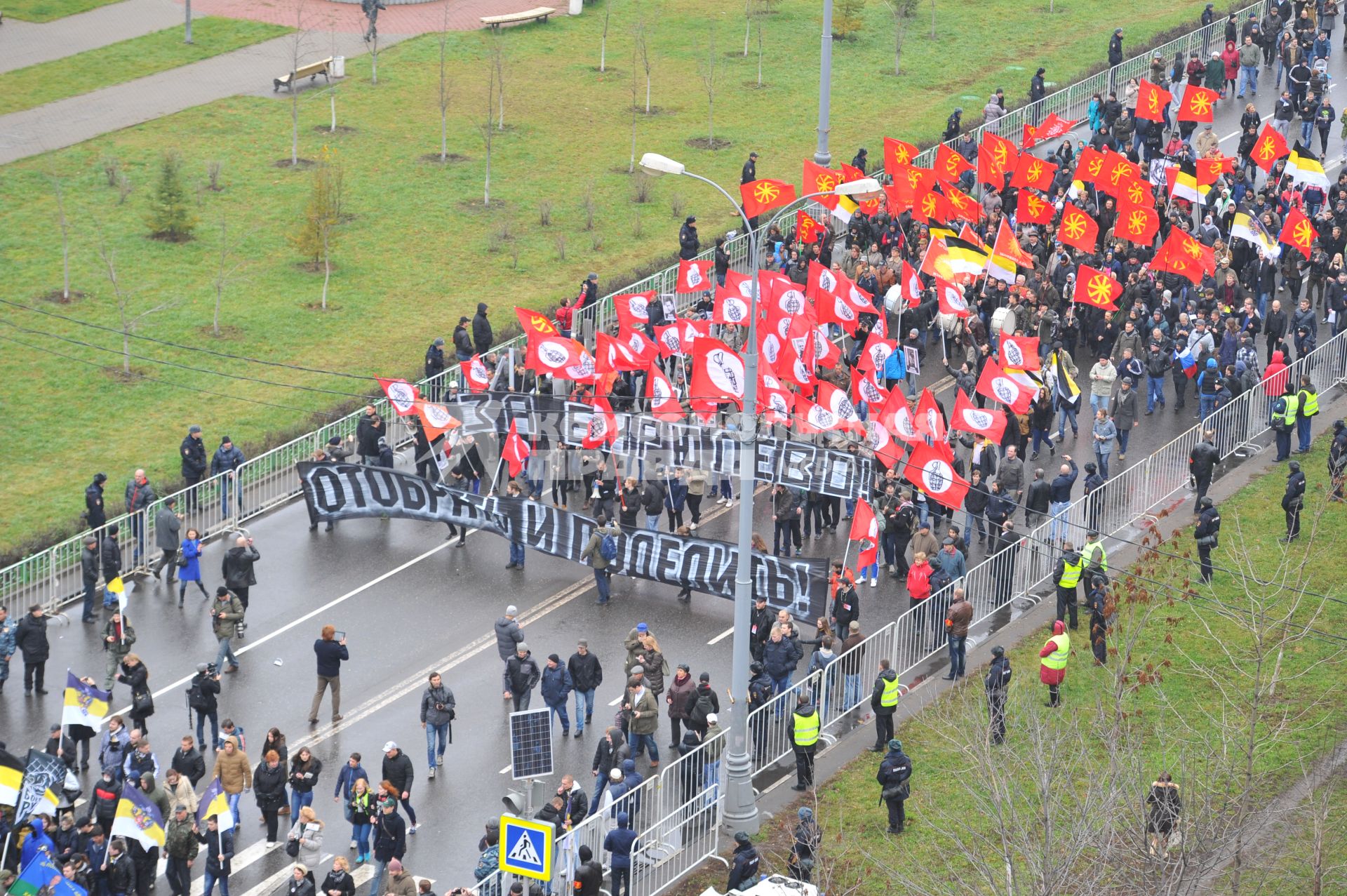 День народного единства. Улица Перерва. На снимке: митингующие во время акции `Русский марш` в Люблино.